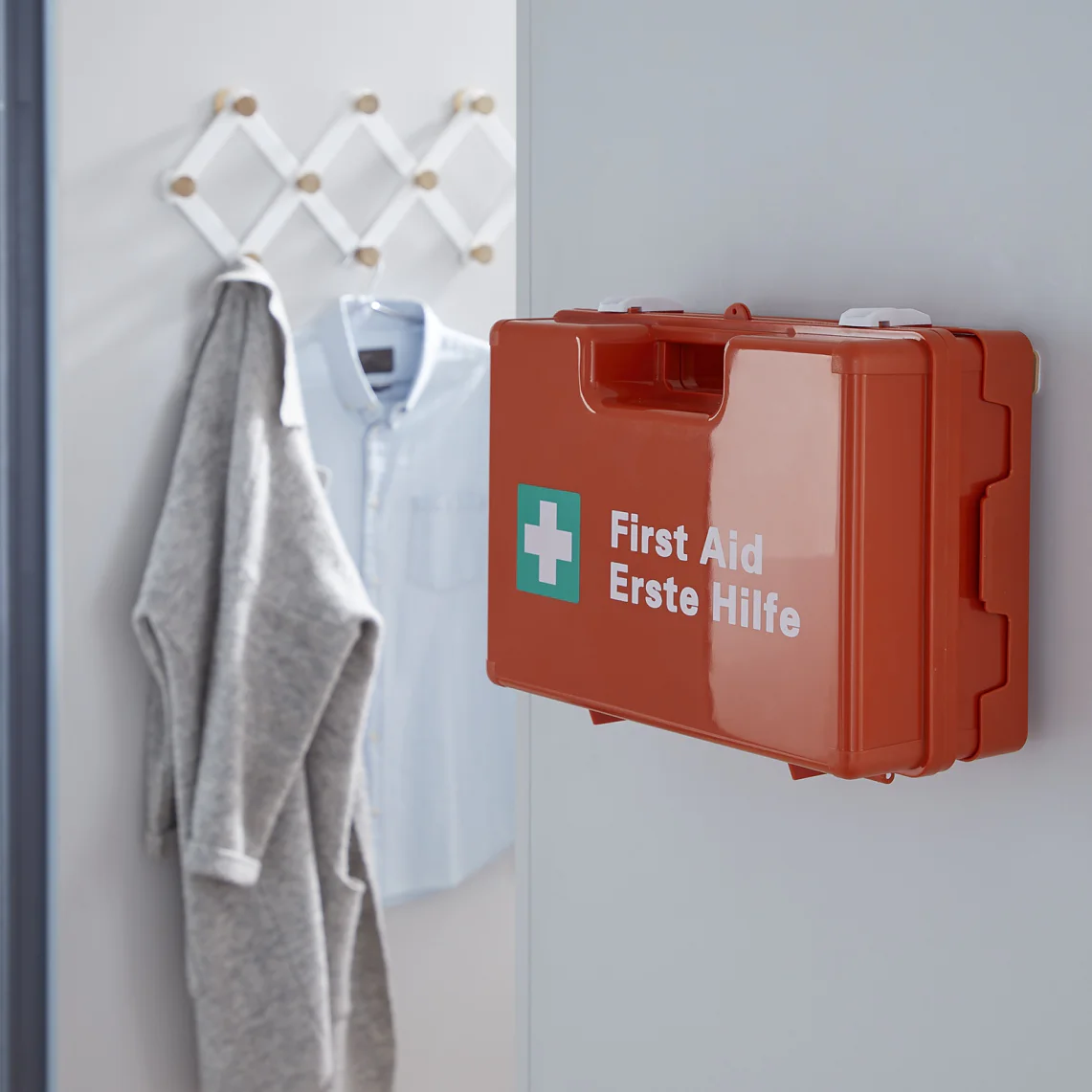 tesa_77905_adhesive_screw_first_aid_kit_mood_001