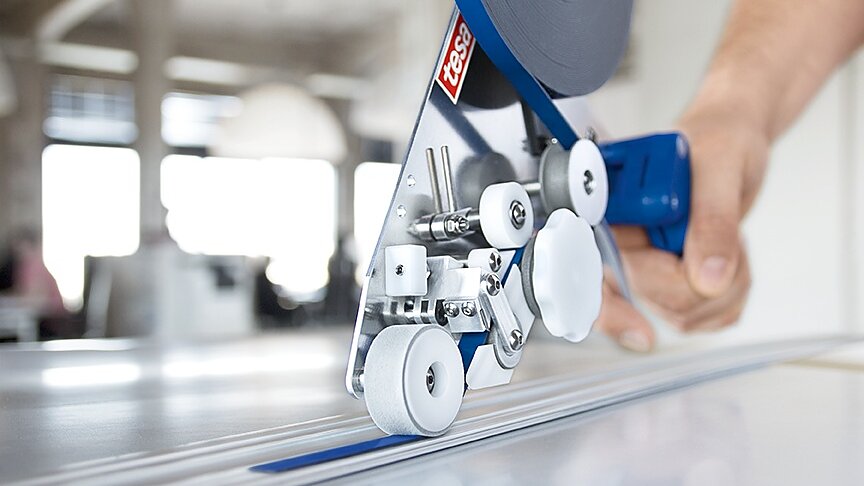 Tape dispenser efficient and easy in industrial processes tesa