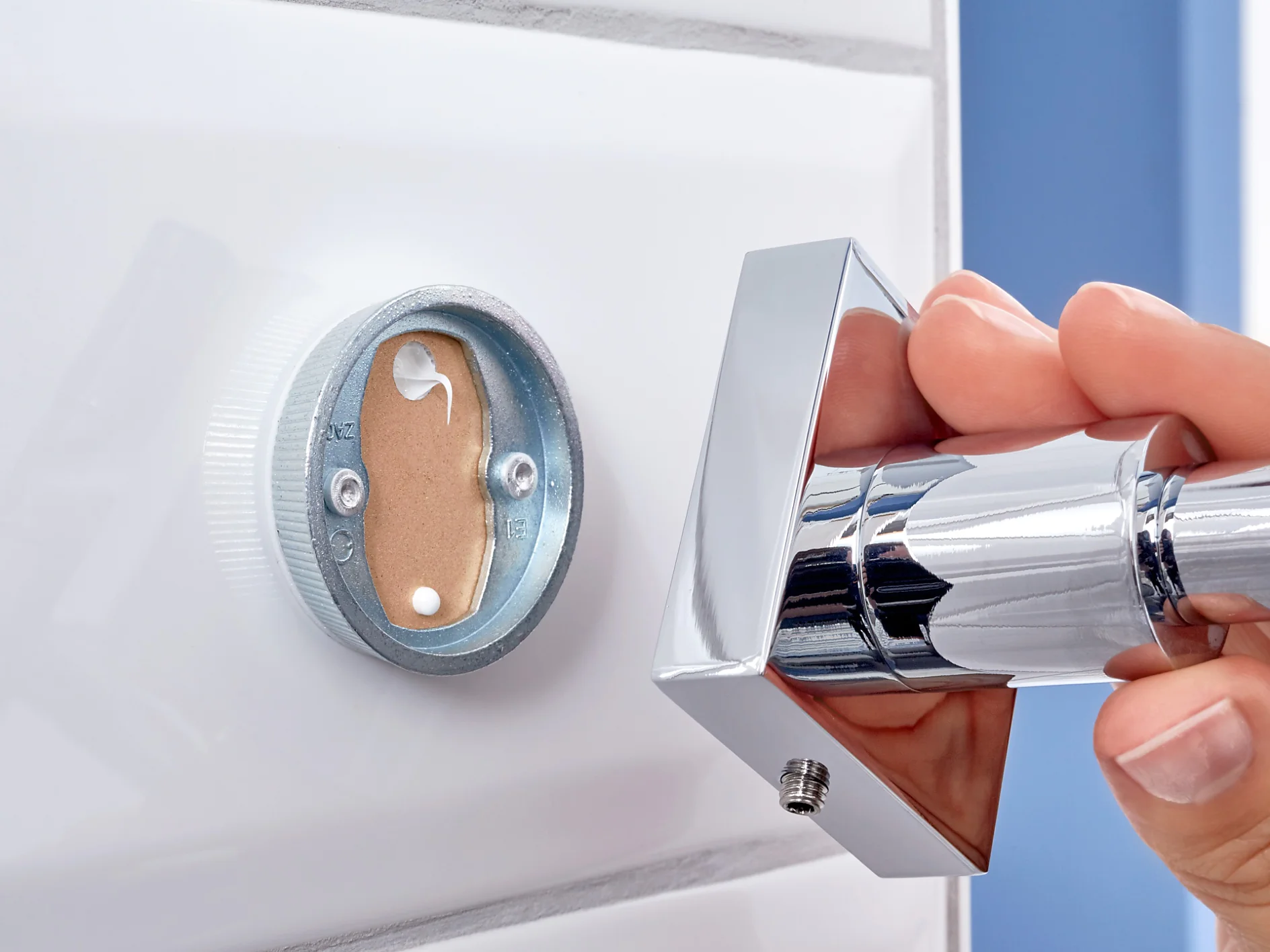 Expertly mount your items to the wall without extra tools or drilling holes – simply rely on theall in one tesa® Power.Kit technology.
