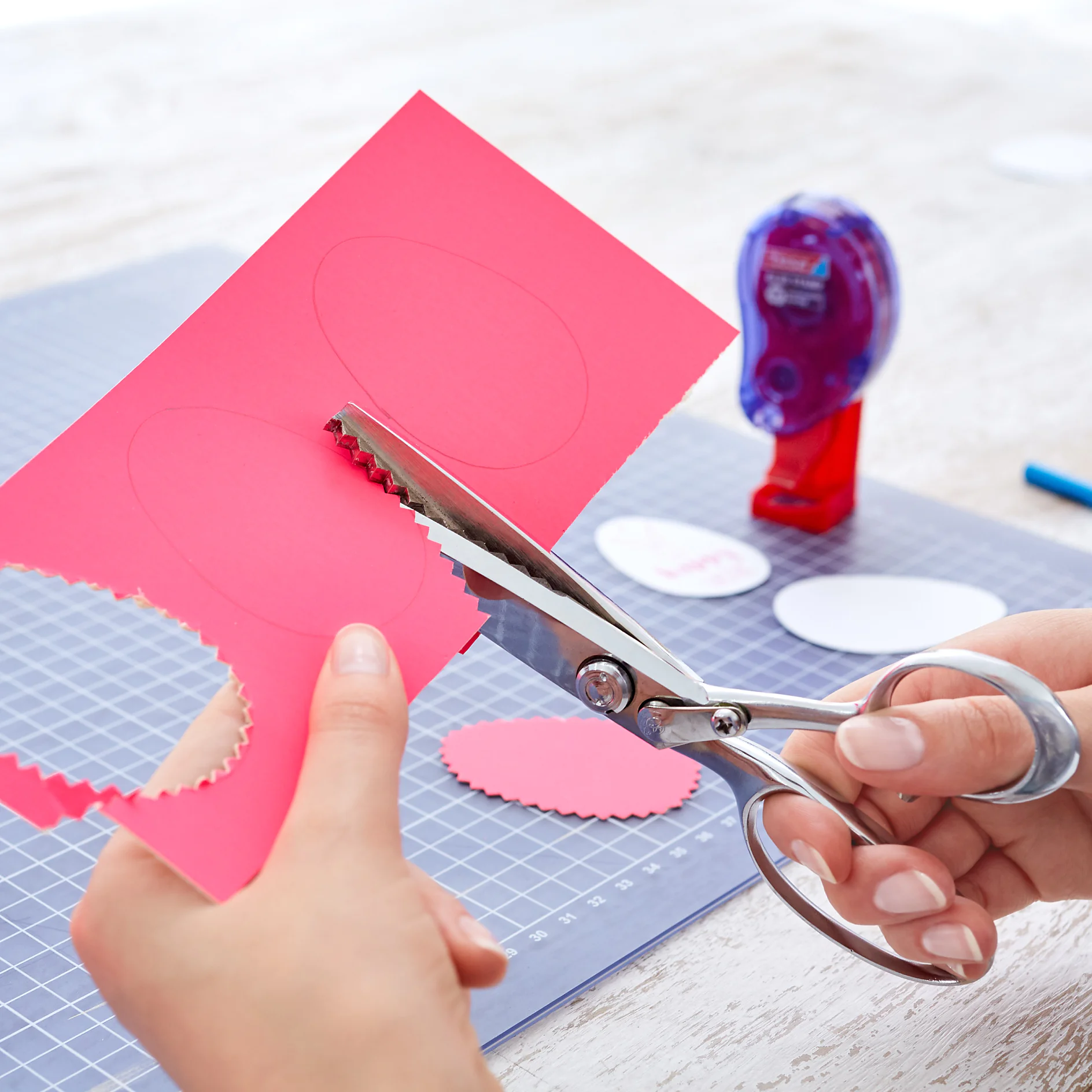 Transfer the template "EGG" to the cardboard using a pencil and cut it out with the pinking shears.