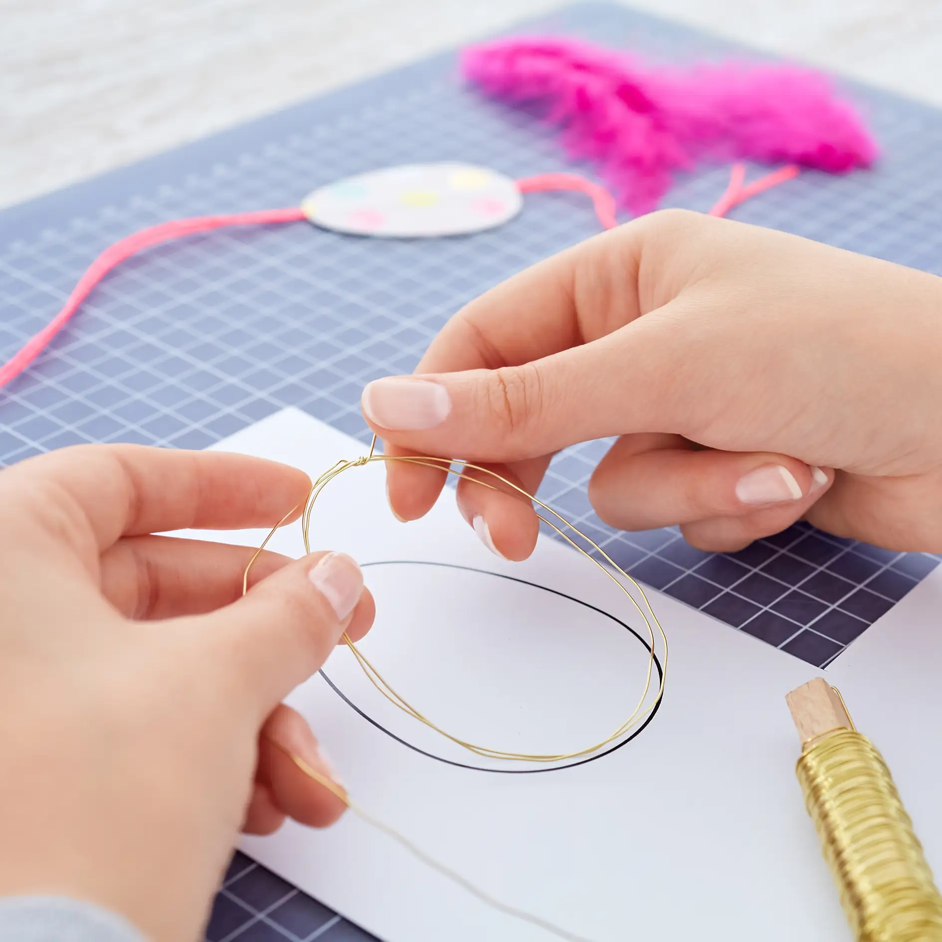 Using the larger template, shape the wire into an egg: Put the wire two times around the shape, starting at the top, cut off the wire and twist the ends together.