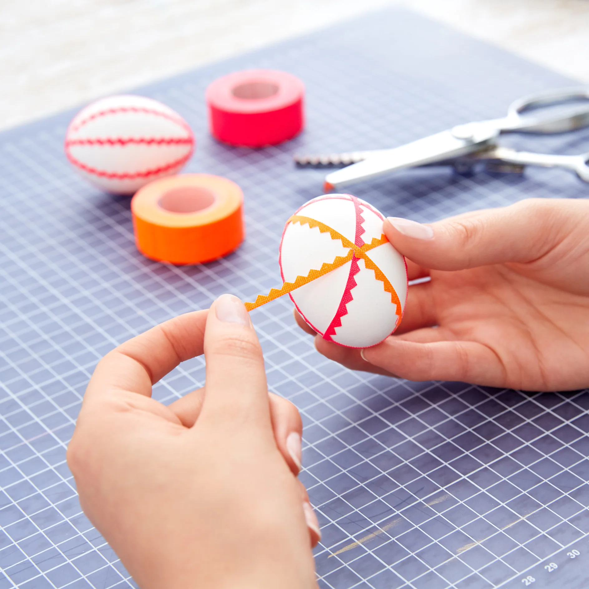 Now glue the jagged strips onto the eggs in the desired pattern - And your decorative Easter eggs home decor is ready!