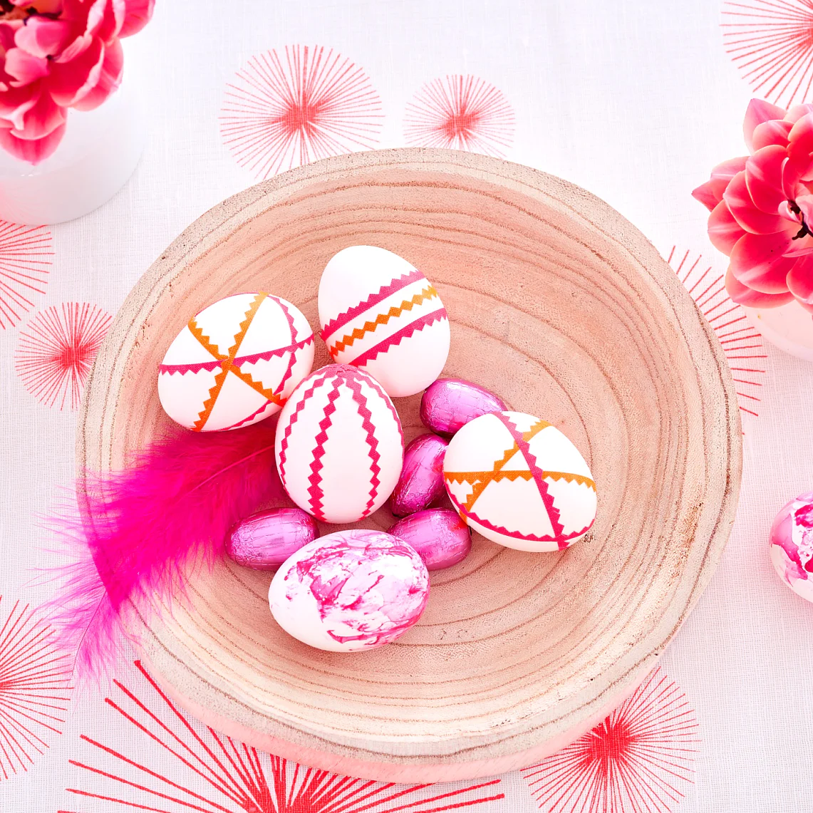 Super easy egg decorating ideas: These DIY Easter eggs are simply decorated with neon tape that is cut with a pinking shear. For this egg design you may also use plastic eggs.