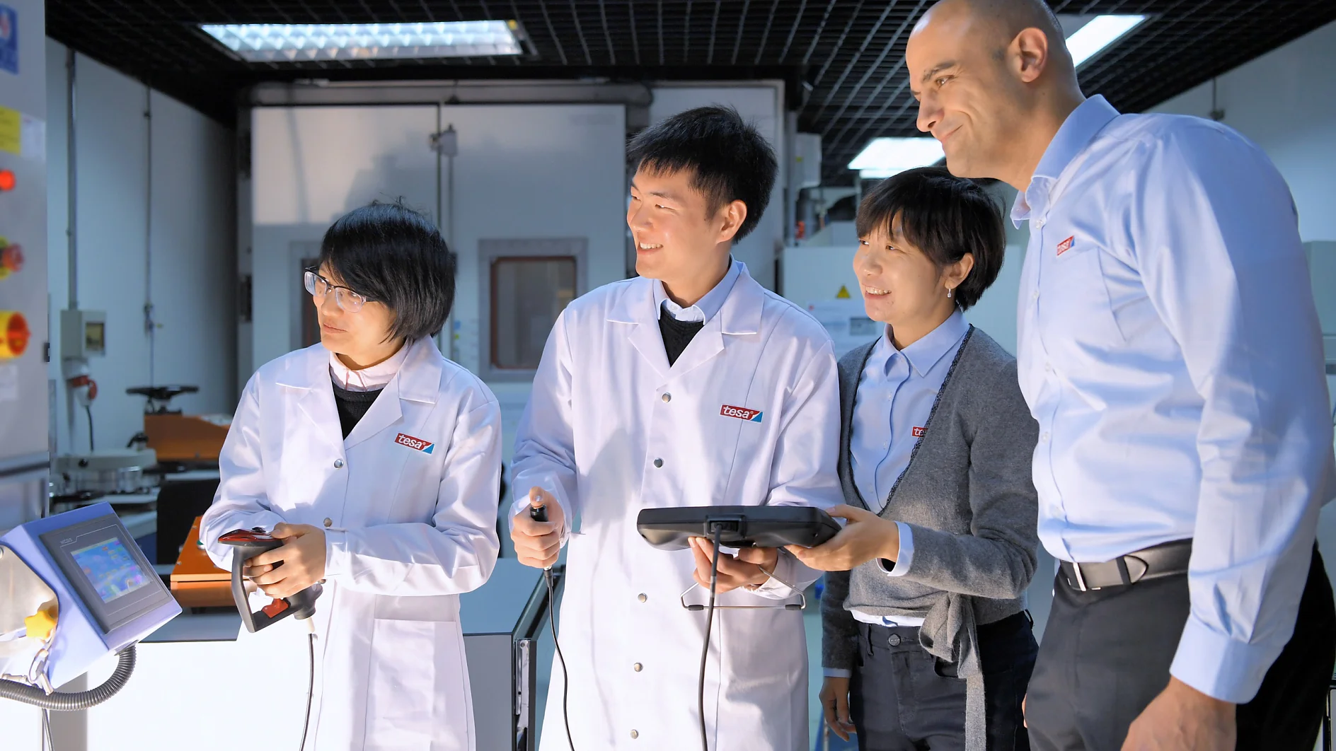 Focusing on the customer: At the Application Solution Center, tesa researchers work with industrial customers to further develop products. The technology group has three facilities like this, one each in China, the United States, and at tesa headquarters.
(Photo: tesa SE. All rights reserved.)