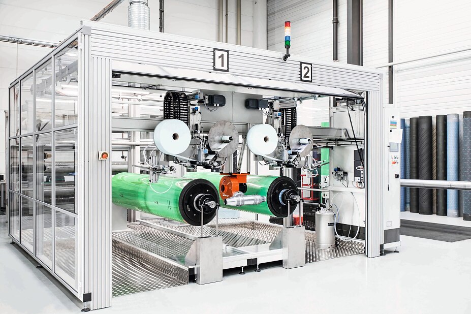 Horizontal tesa® Twinlock activating machine Twinlock Activating Machine that is designed to clean the surface of the tesa Twinlock sleeve automatically