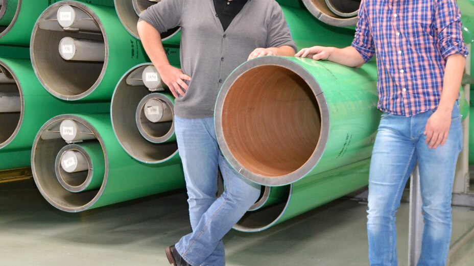 men-standing-in-front-of-tesa-twinlock-sleeve Nico Jasper and Bjoern Vorlop in front of tesa® Twinlock sleeve
