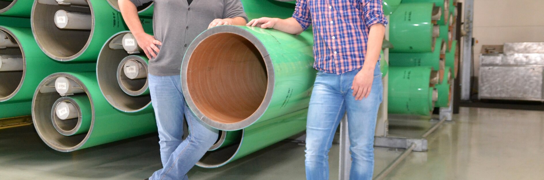 Nico Jasper and Bjoern Vorlop in front of tesa® Twinlock sleeve
