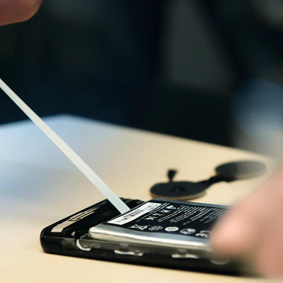 tesa-bond-and-detach-smartphone