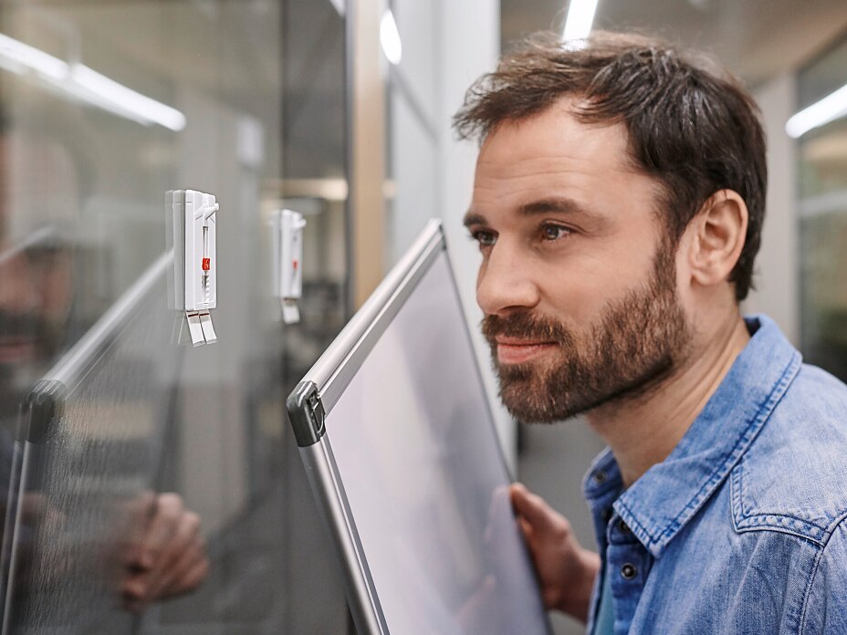 tesa® Adjustable Adhesive Nail for Tiles & Metal 3kg tesa