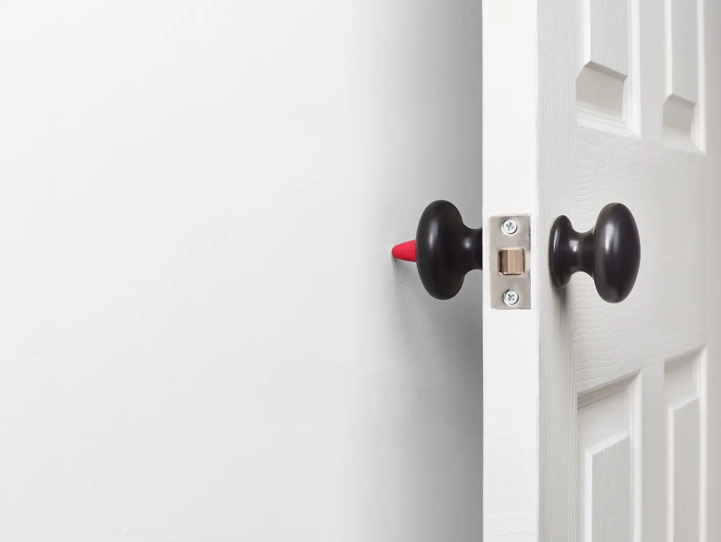 Sugru® can also be used as a door stopper and protect the wall from scratches and dents.