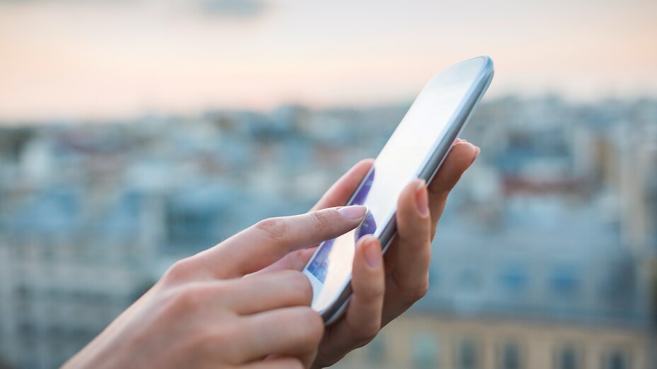 tesa-woman-using-smartphone-with-city-background_V1 tesa-woman-using-smartphone-with-city-background_V1