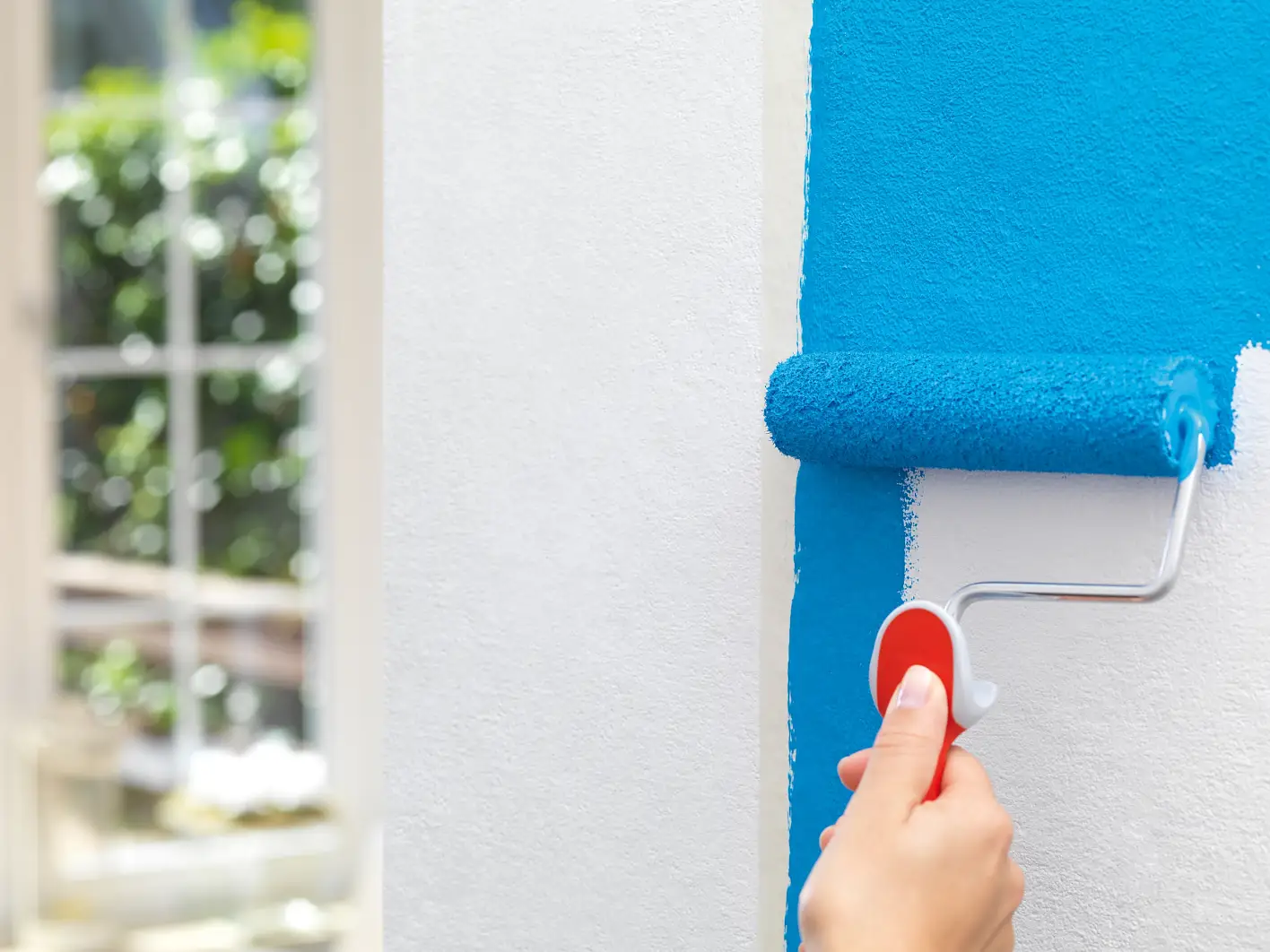 4. Then apply the paint evenly on the wall surface with the roller.