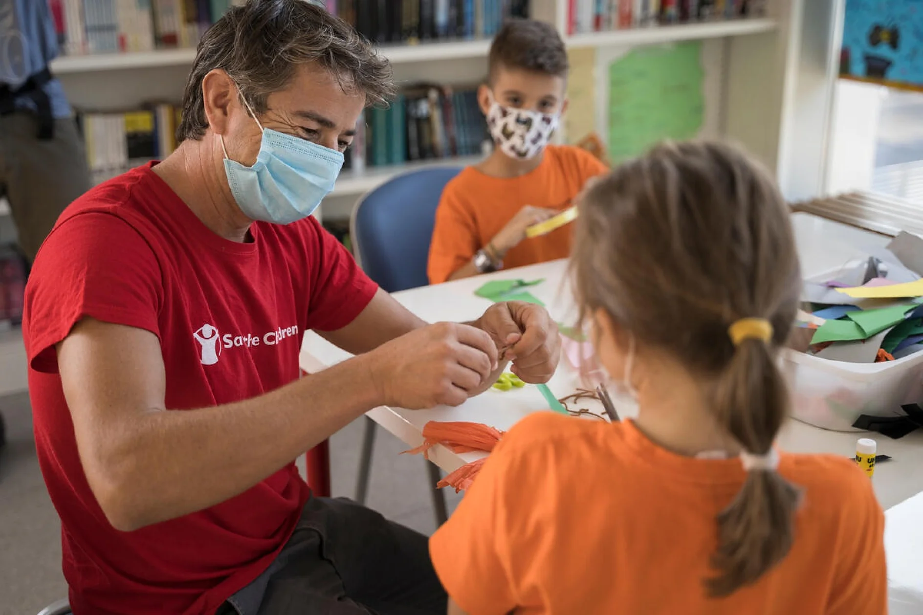 Save the Children staff with kids in an educational center 'Punto Luce'