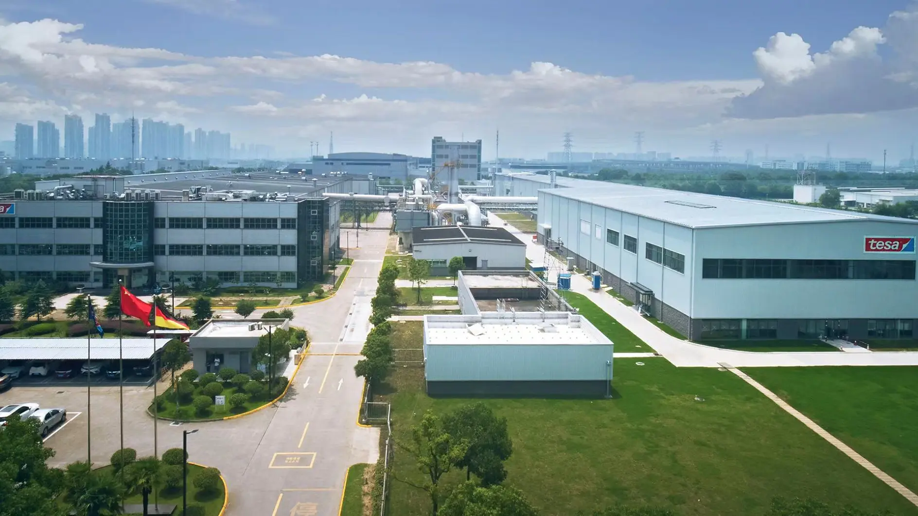 The expanded tesa Site Suzhou, China. The centerpiece of the new building, with a total area of 15,000 square meters and an investment volume of 32 million euros, is one of the world's most modern clean room units for the production of precision adhesive tapes.