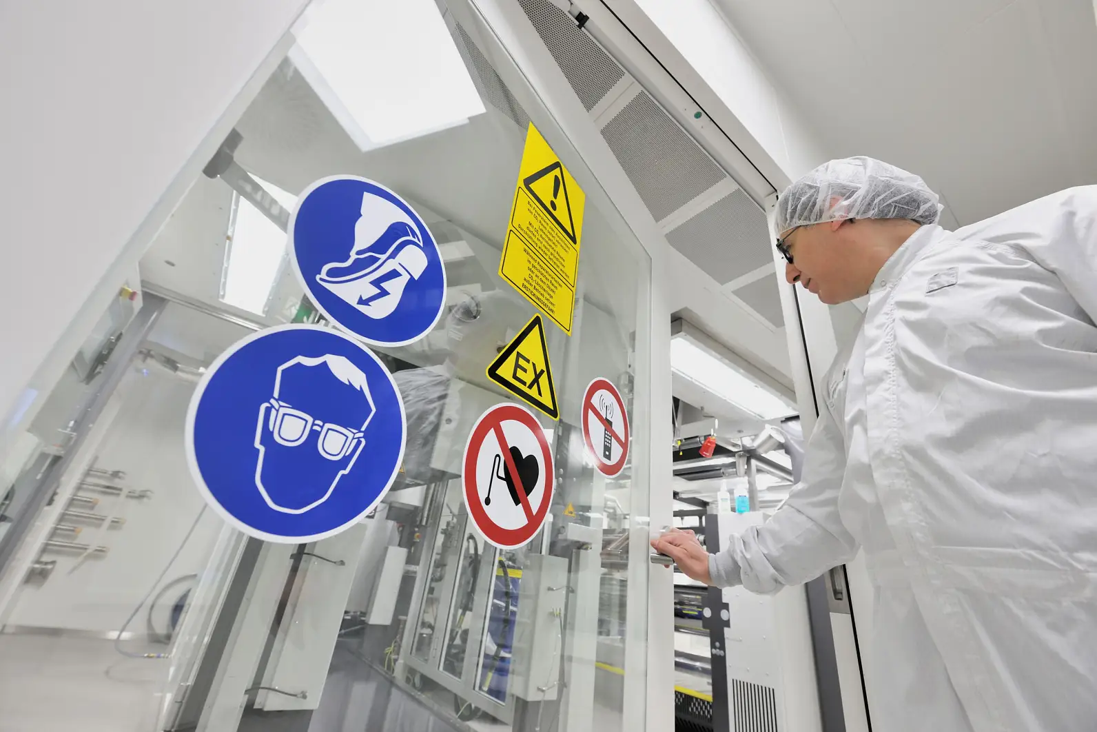 For the production of special adhesive tapes for the electronics and pharmaceutical industries, nanomillimeters and absolute cleanliness are sometimes crucial. High-precision machines and a clean room are used for this purpose.