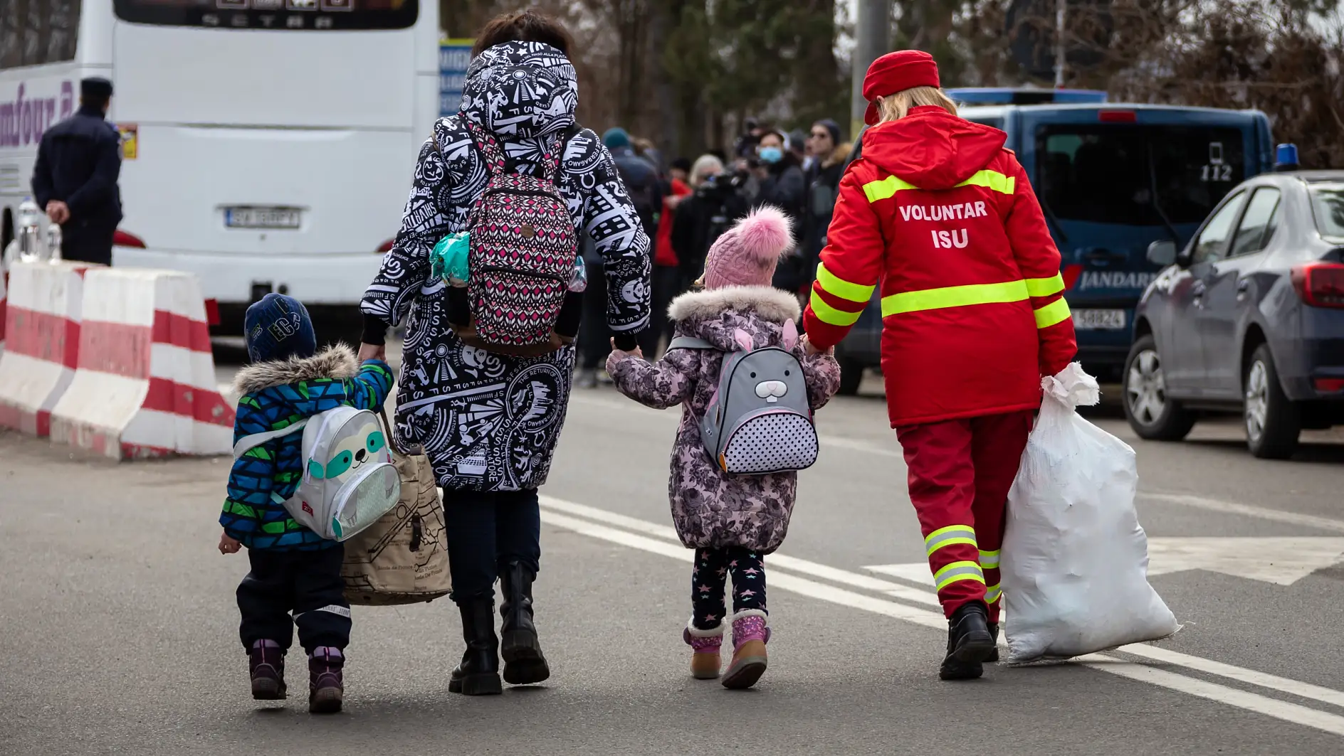 Ukrainian families and children crossing the border into Romania to escape conflict.Save the Children Romania provided humanitarian assistance for 350 children, out of which 60 were in the refugee centres. The assistance was given at the following borde