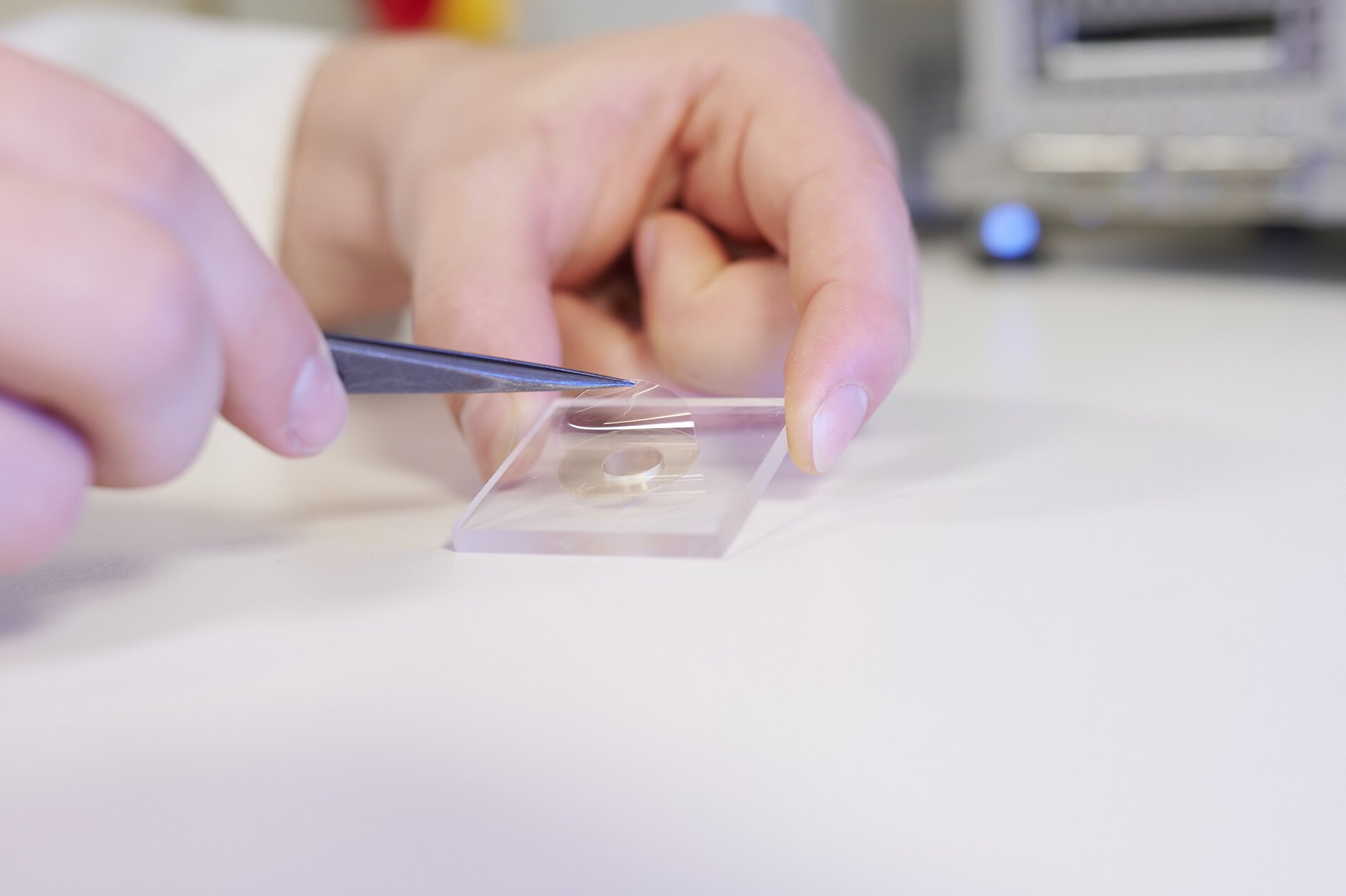 Light_Curing_Push_out_test_0378 With the tesa® L-tape processes can be simplifyed thanks to high initial tack and immediate bonding strength and light activation.