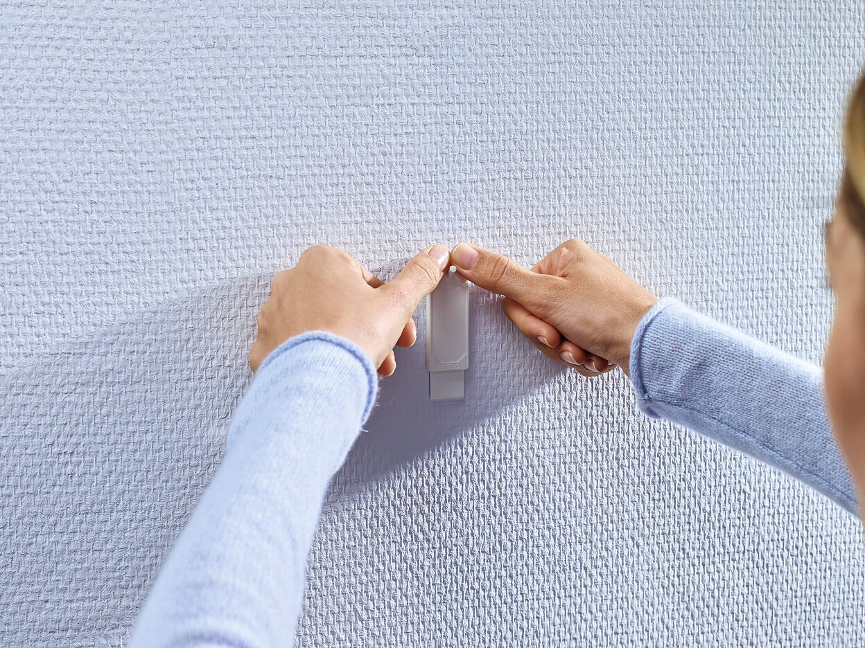 [en-en] tesa Smart Mounting System Adhesive Nail 1kg Step 7 of 11 wallpaper