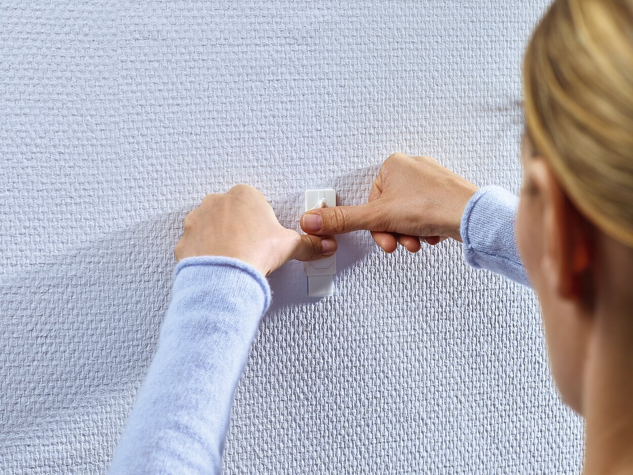 [en-en] tesa Smart Mounting System Adhesive Nail 1kg Step 8 of 11 wallpaper