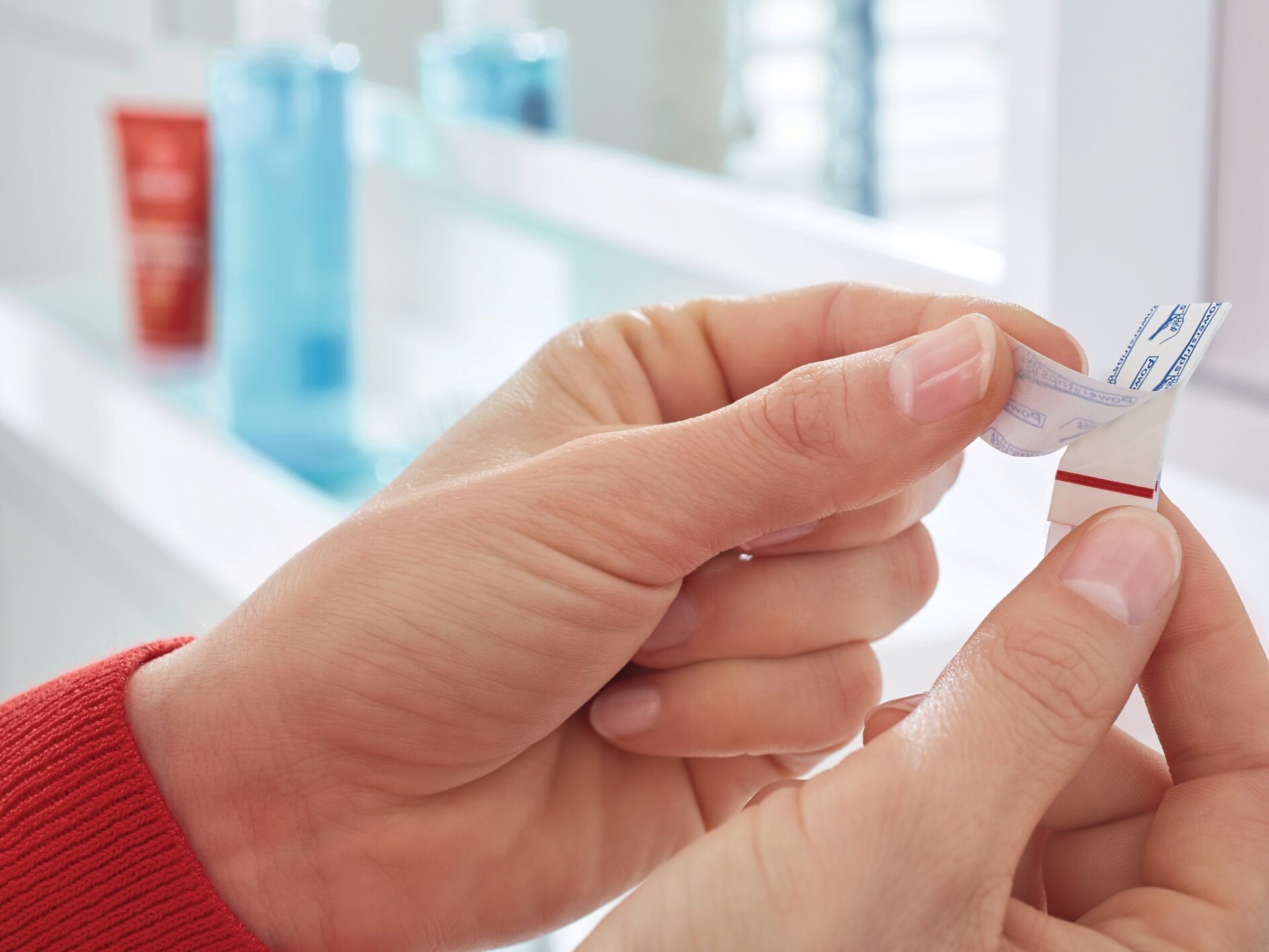 HOOKS - SELF ADHESIVE HOOKS - HO308 SMALL OVAL SELF ADHESIVE HOOK WHITE (5