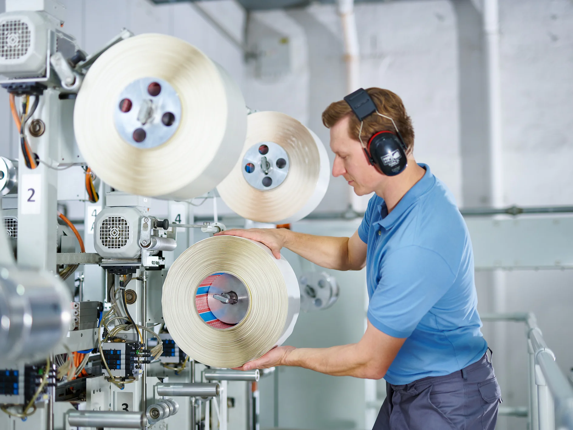 Corrugators-closing-tape-at-applicator-003