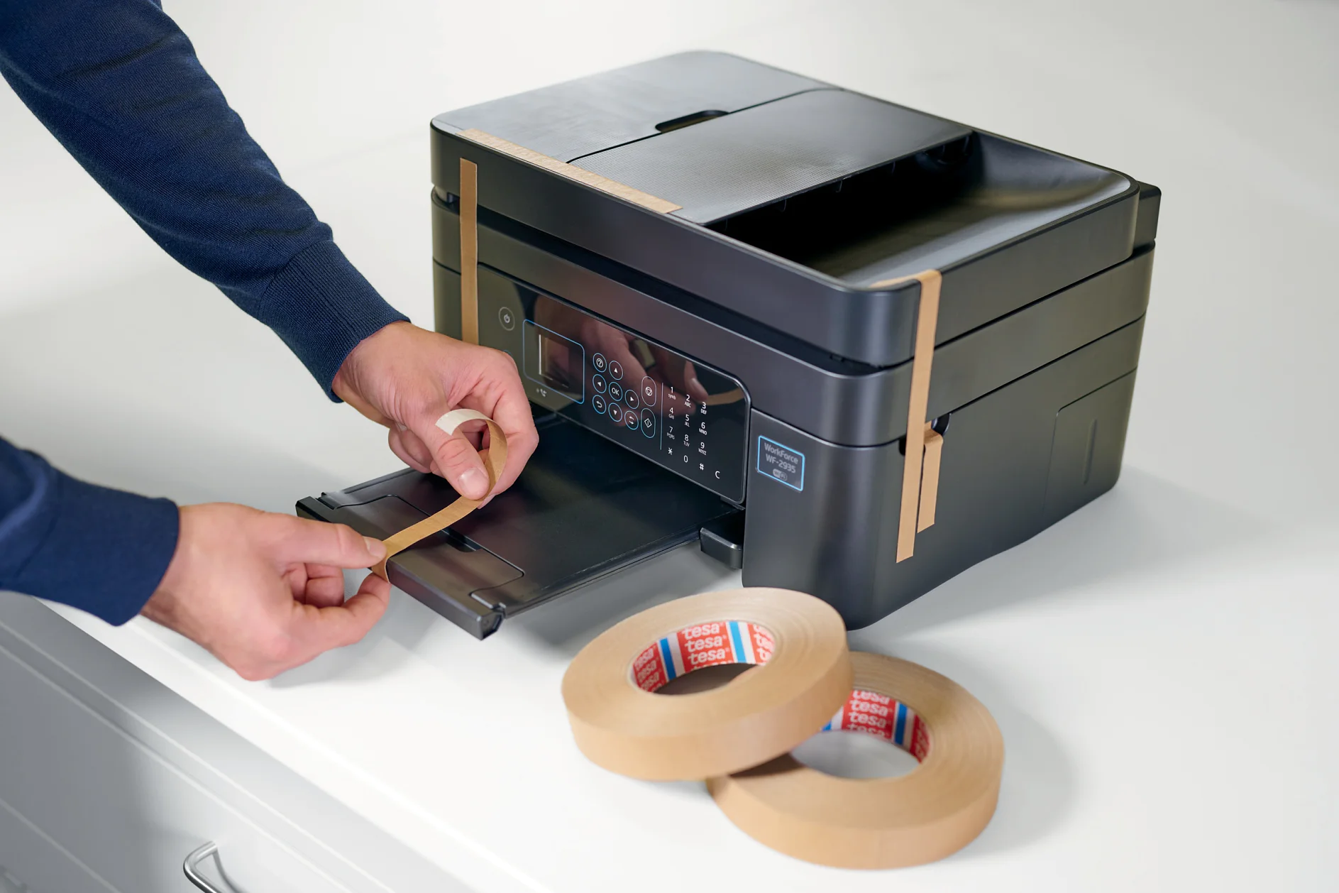 It is also suitable for securing office equipment during transport. It is also suitable for securing office equipment during transport.