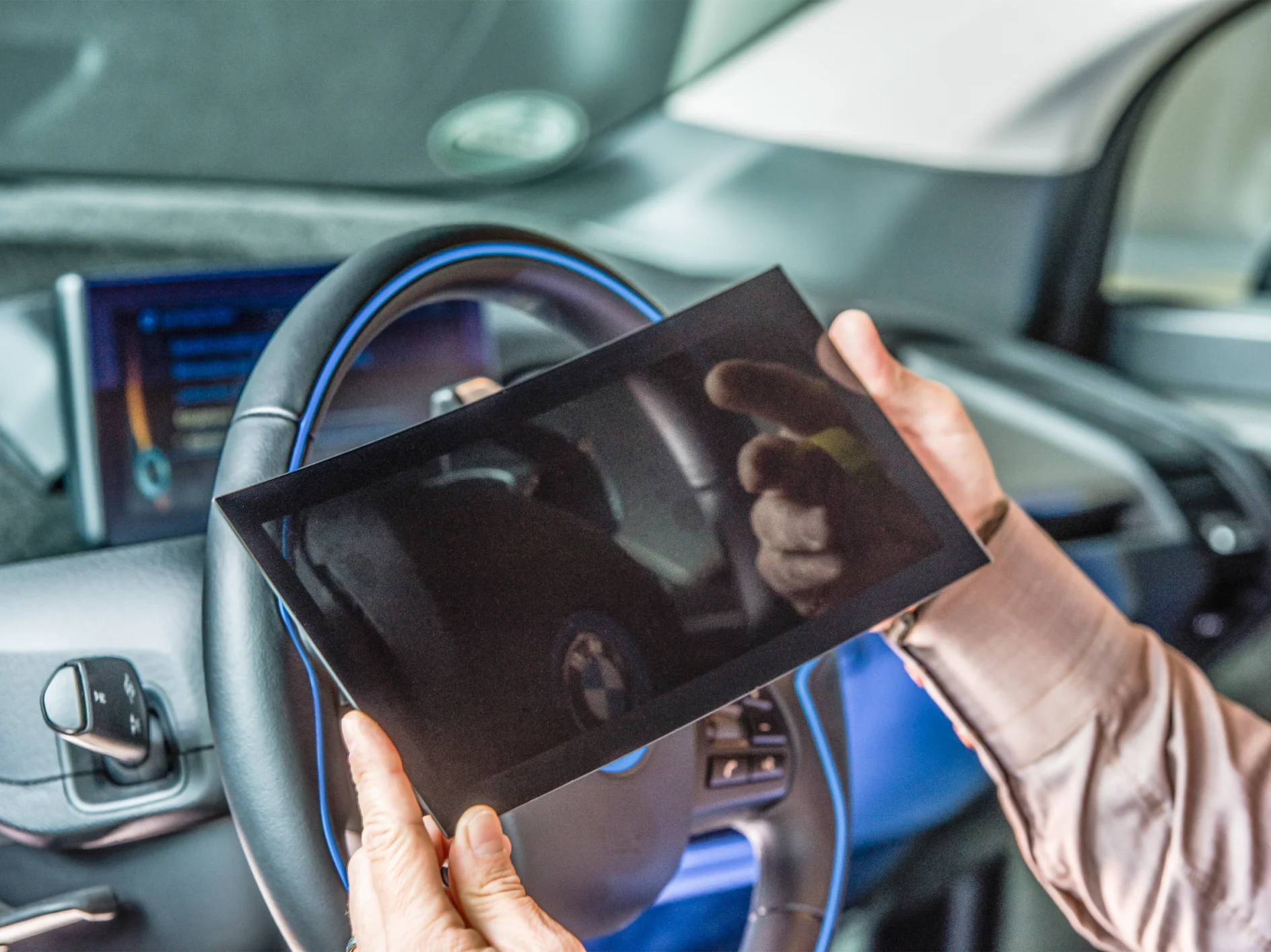A tablet on wheels: Cars are increasingly becoming mobile living spaces. Large displays contain many tesa adhesive tapes, which do more than just bond parts together. They also perform additional functions.