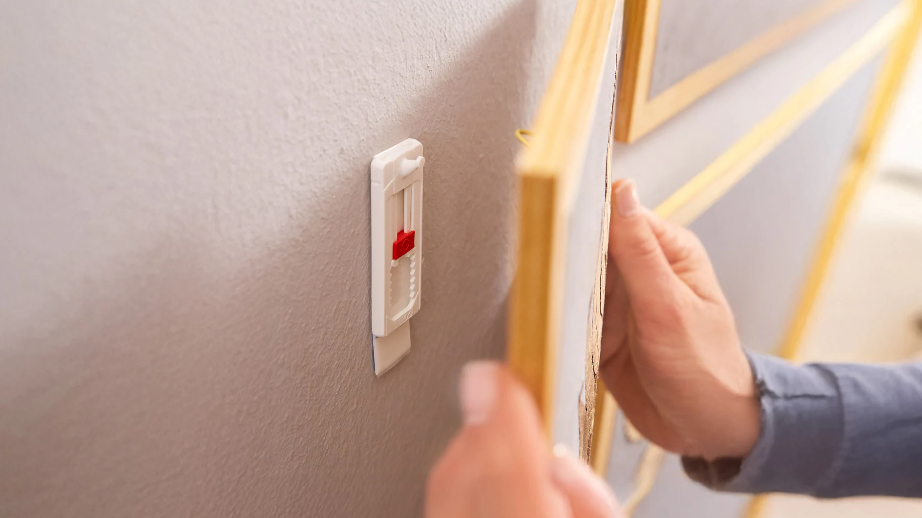 tsms-adhesive-nail-hanging2