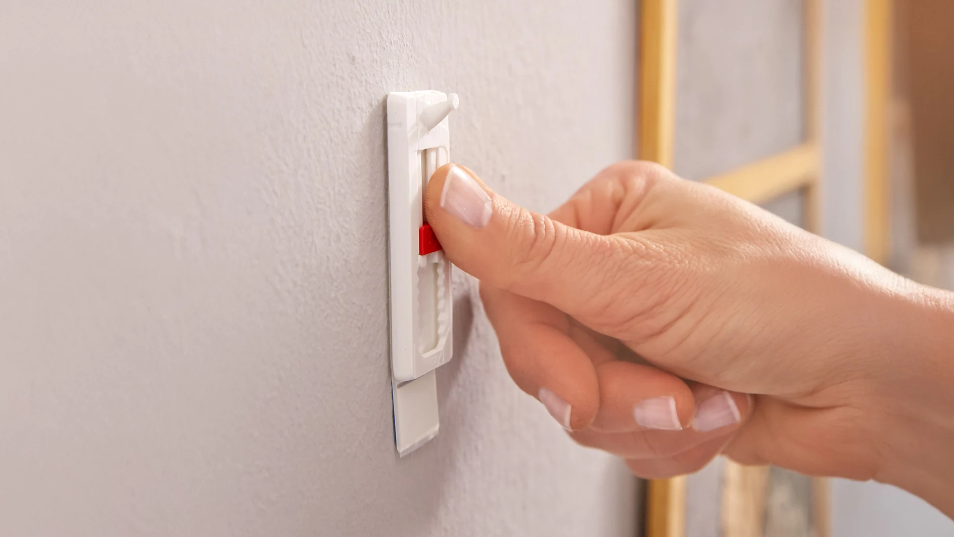 tsms-adhesive-nail-hanging1