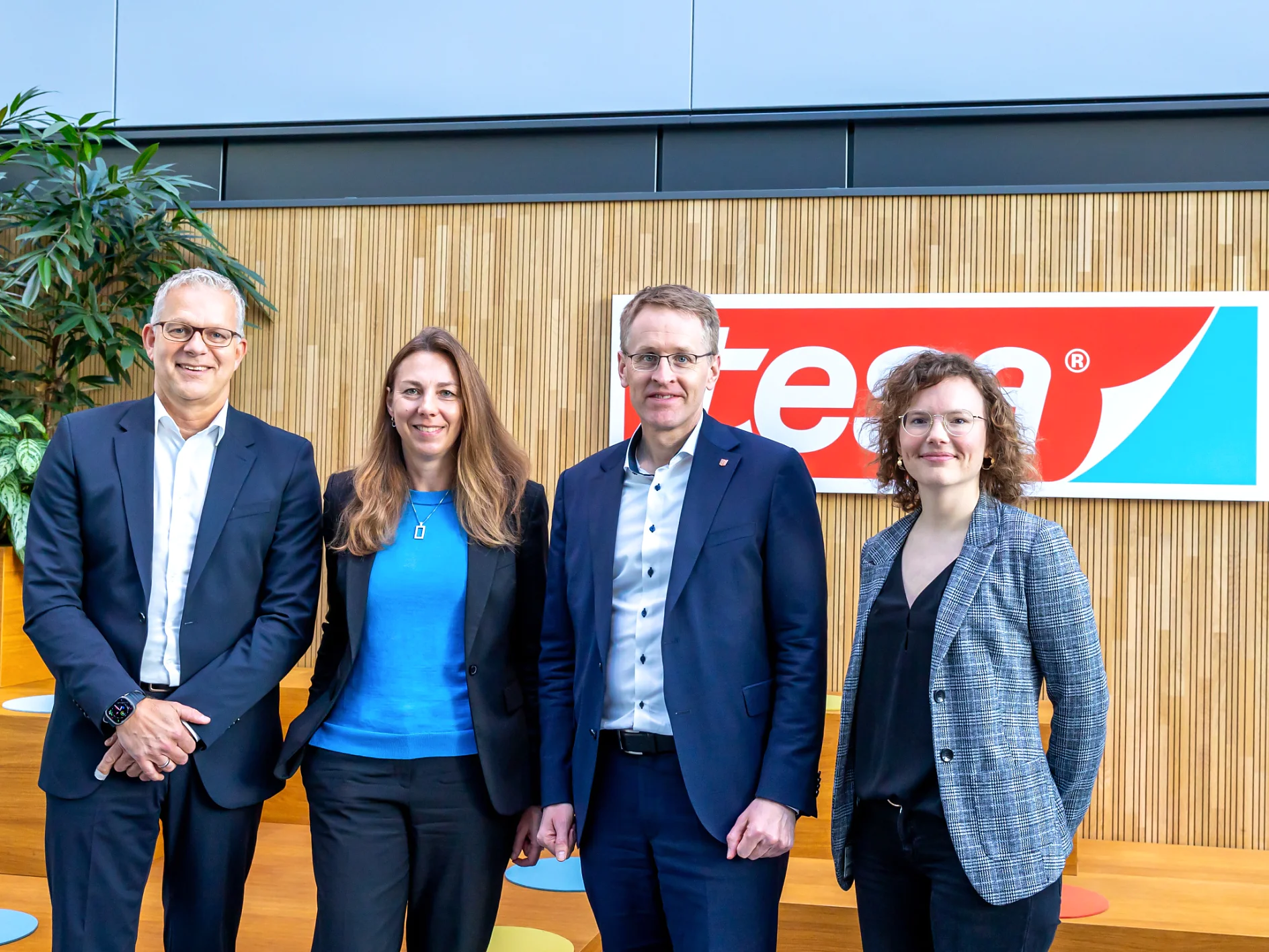 Minister-President Daniel Günther visits tesa headquarters in Norderstedt