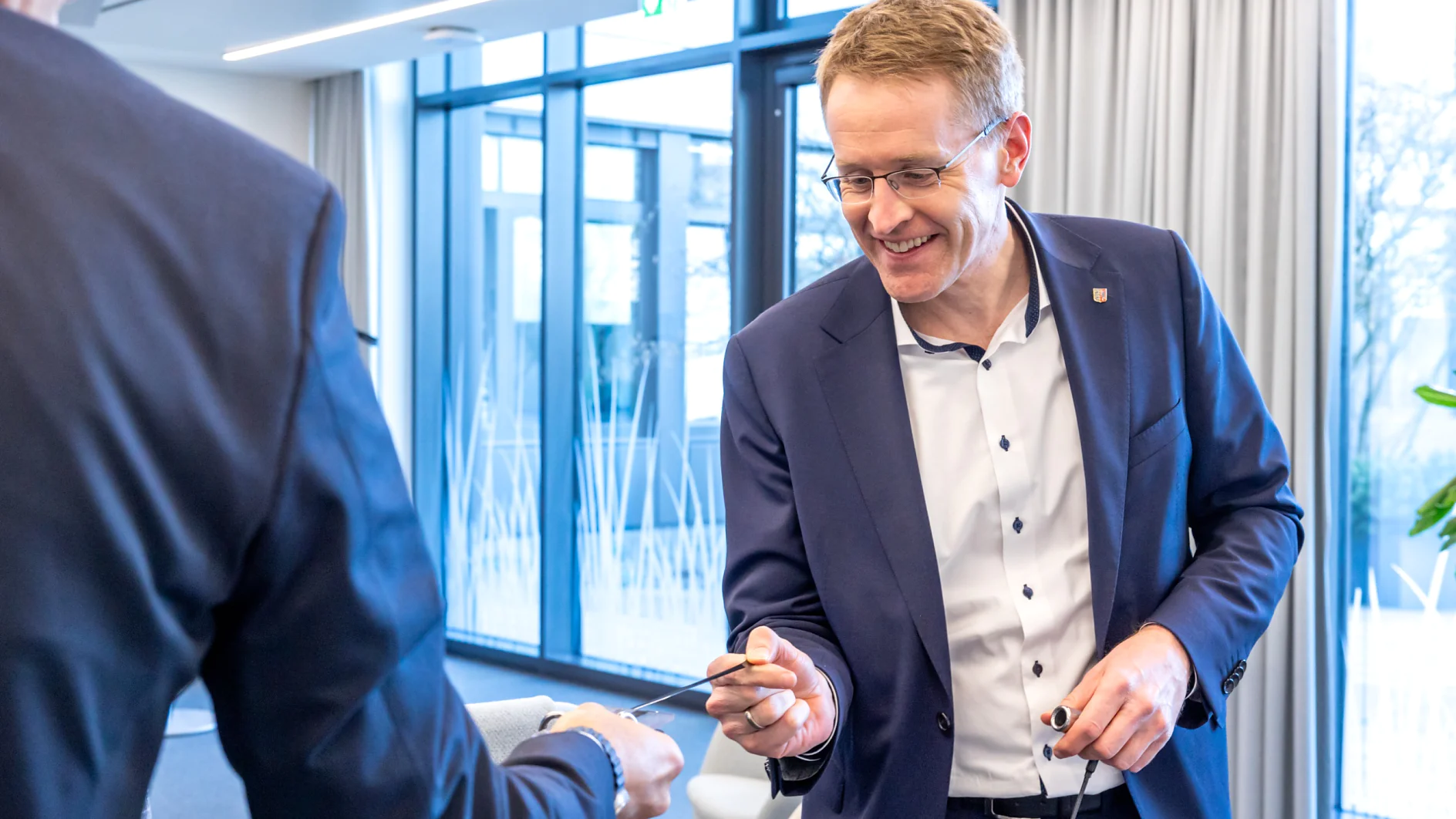 Minister-President Daniel Günther visits tesa headquarters in Norderstedt