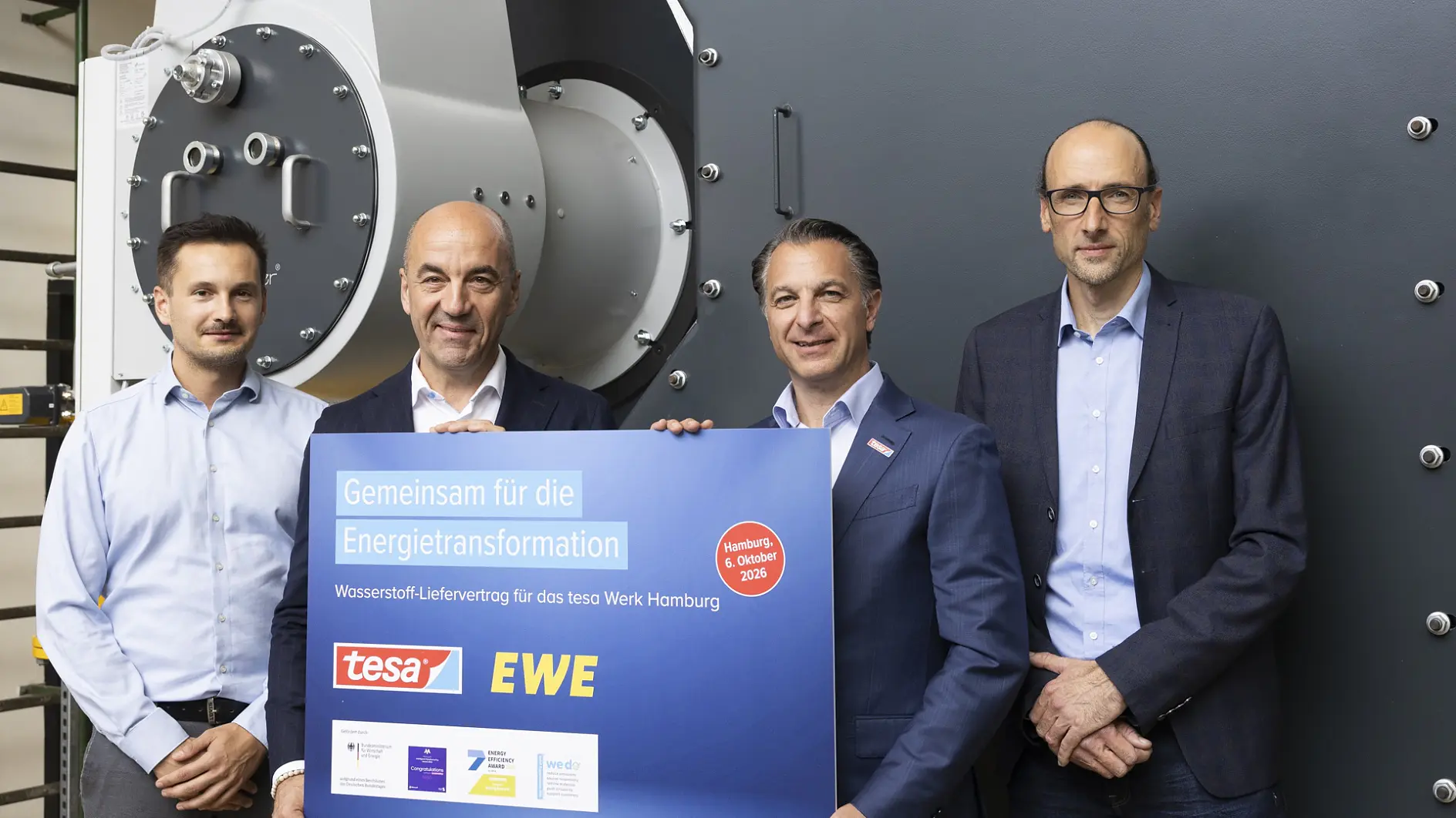 At the tesa site in Hamburg, the partners sign the hydrogen supply agreement (from left): Tobias Moldenhauer, Head of Hydrogen at EWE; EWE CEO Stefan Dohler; tesa CEO Dr. Kourosh Bahrami and Hendrik Hundoegger, General Manager of the tesa plant in Hamburg. (© Anna Juretzka)