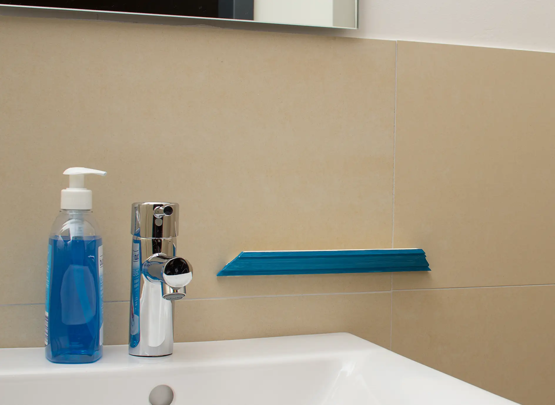 Plaster molding is attached with tesa Powerbond® MIRROR on the bathroom tiles