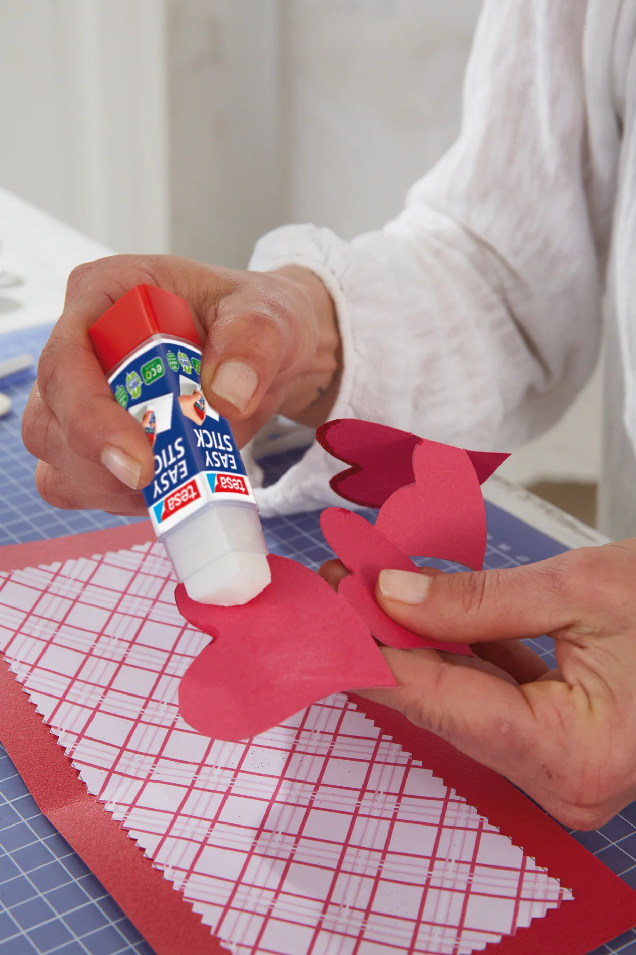 DIY Valentine's Day Card / Step 8: Glue