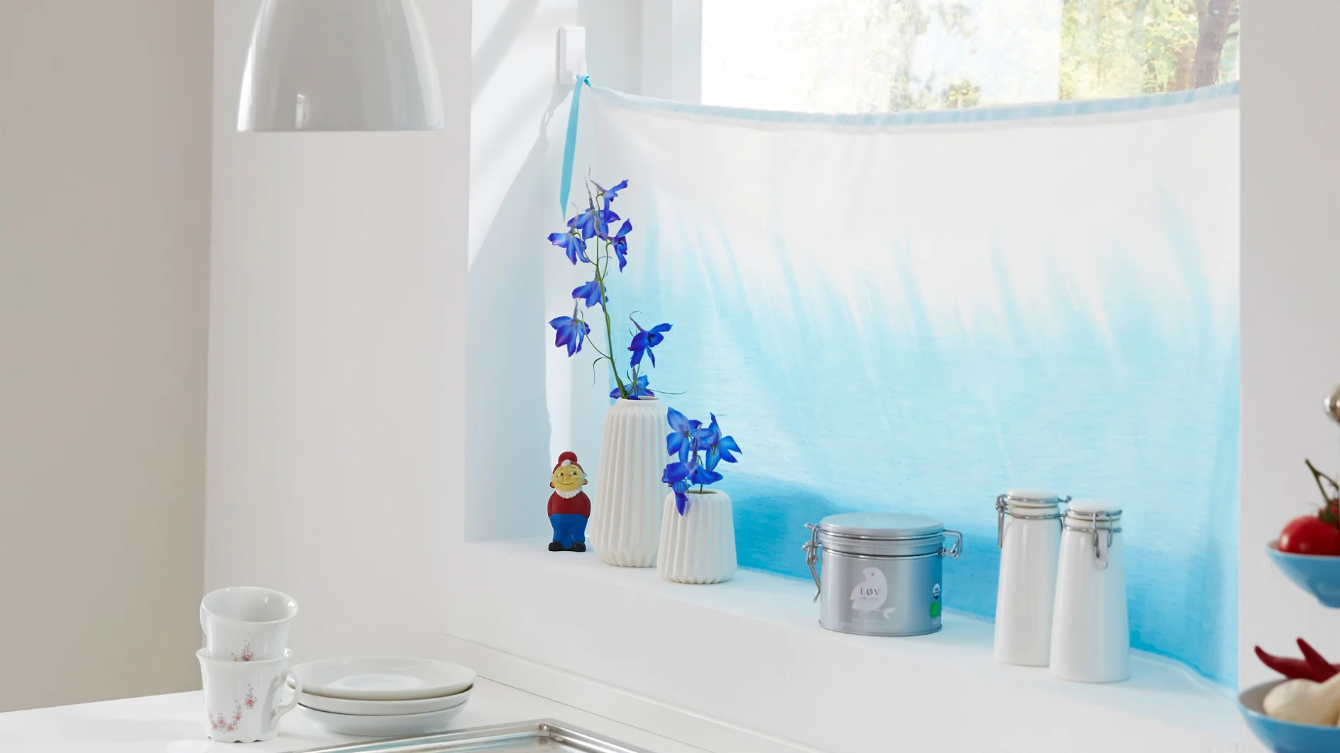 Interior design ideas for your kitchen: The dip-dyed curtains make a great kitchen decor. With tesa Powerstrips® Hooks LARGE Classic all your decorating ideas take shape.