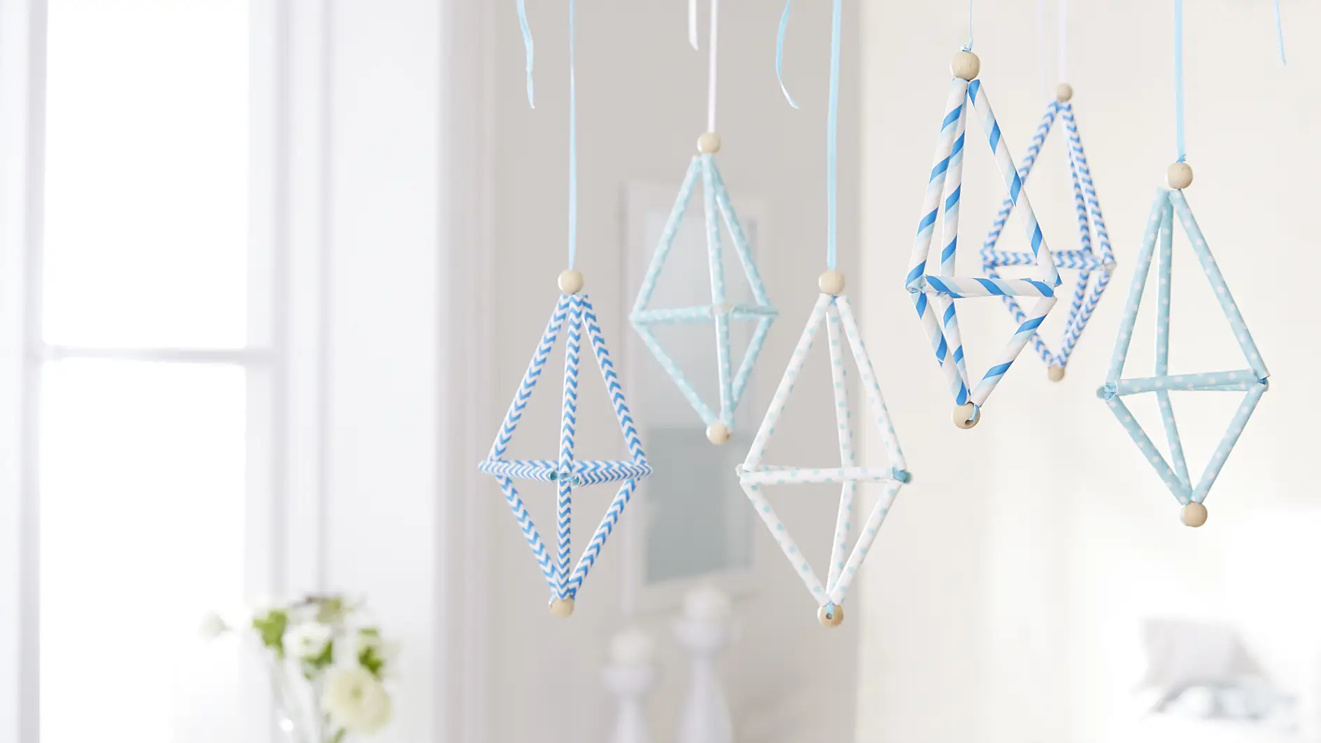Home decor for baby rooms: The geometric mobile made from straws is fixed with the removable adhesive hooks Powerstrips® Transparent DECO Hook LARGE. Perfect for decorating ideas!