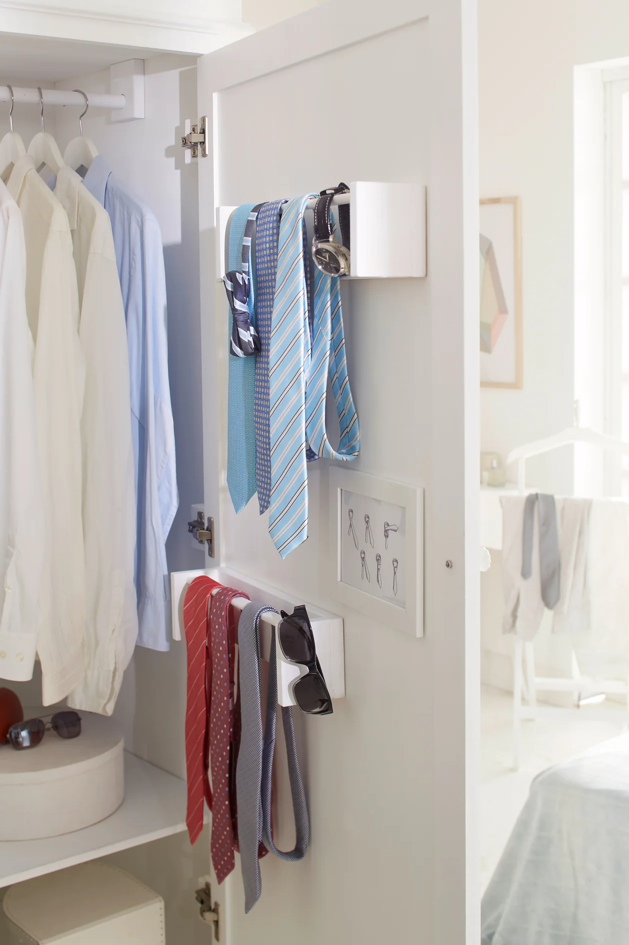 Too many ties and nowhere to hang them? No problem. Why not convert a spice rack into a handy tie rack? It's quick and easy to make and held securely in place wtih tesa Powerbond® INDOOR.