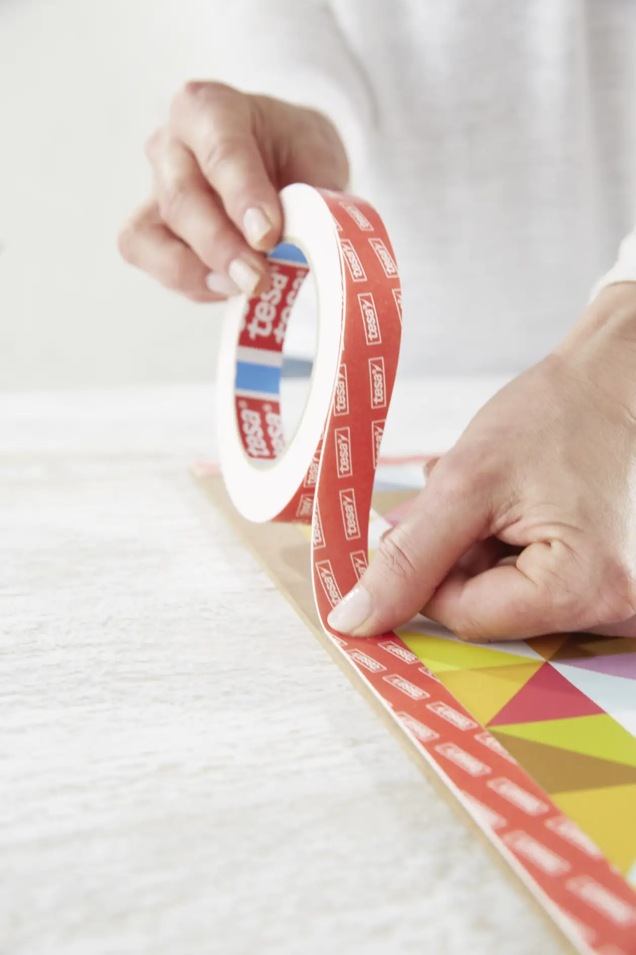 Apply tesa Powerbond® ULTRA STRONG double-sided tape onto the previously cleaned edges.