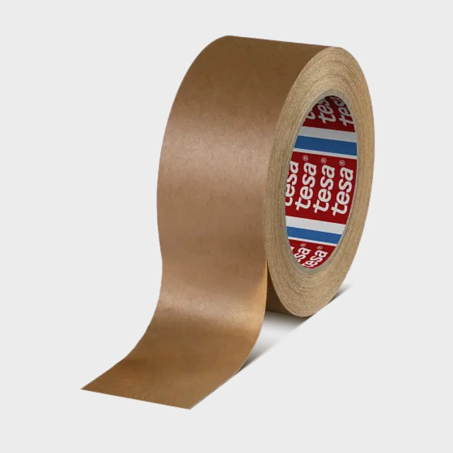 Un rollo de cinta adhesiva marrón tesa con una tira parcialmente desenrollada. El núcleo interior es rojo y lleva impresa repetidamente la marca tesa en blanco. La cinta tesa está colocada sobre un fondo blanco liso. (This text has been generated by AI)