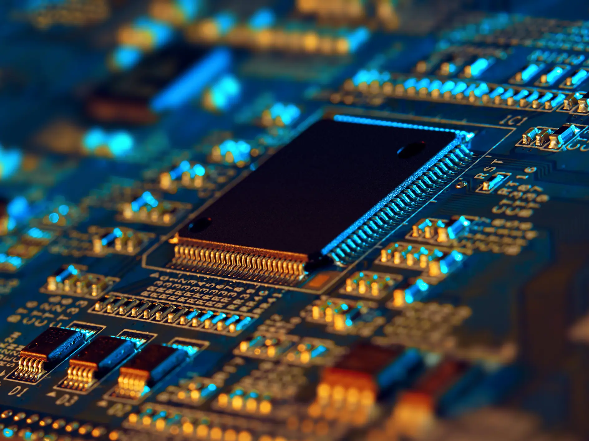 tesa_electronics_computer-chip-on-circuit-board (3)