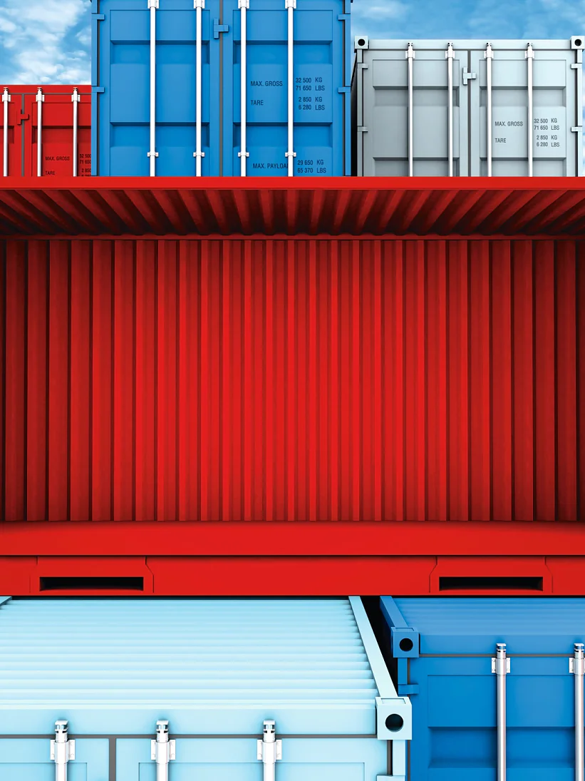 Caja de contenedor roja entera y vacía en buque de carga