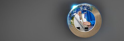 En una representación digital, se muestra un globo terráqueo con una sección cortada para revelar a una persona trabajando en un entorno de laboratorio rodeada de diversos equipos y maquinaria científica. La superficie del globo terráqueo presenta un punto brillante, que posiblemente indique iluminación o énfasis. Todas las soluciones adhesivas en la escena presentan de manera destacada la cinta tesa para una fijación y sellado seguros. (This text has been generated by AI)