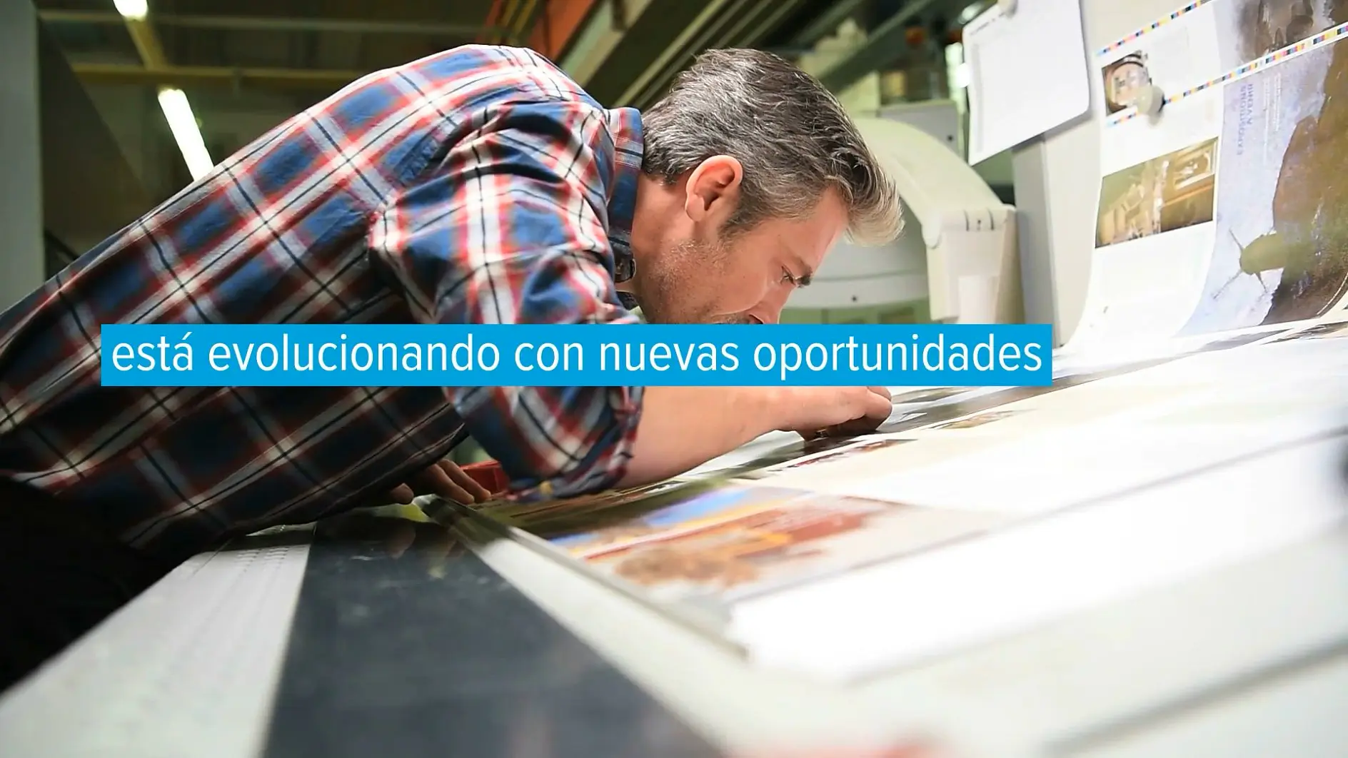 Video con especialistas técnicos de tesa en un entorno de impresión flexográfica