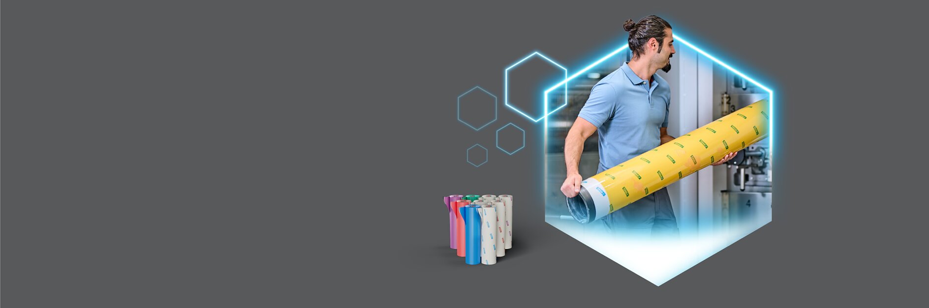 Especialista técnico sosteniendo un rollo de tesa® Softprint en un entorno de impresión flexográfica