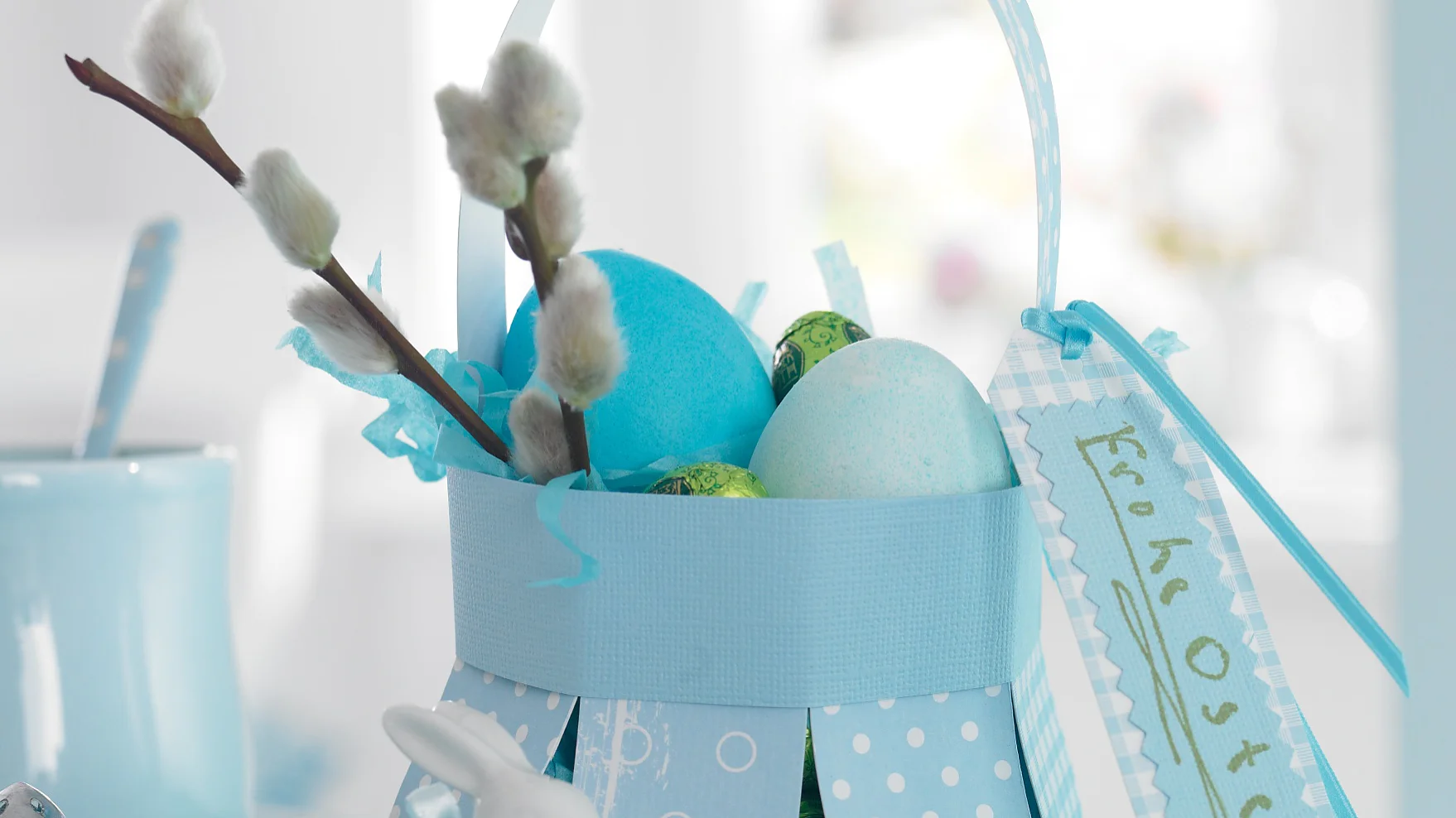 What a nice way to start the day: every guest has a little, lovingly filled basket waiting for them at their seat.