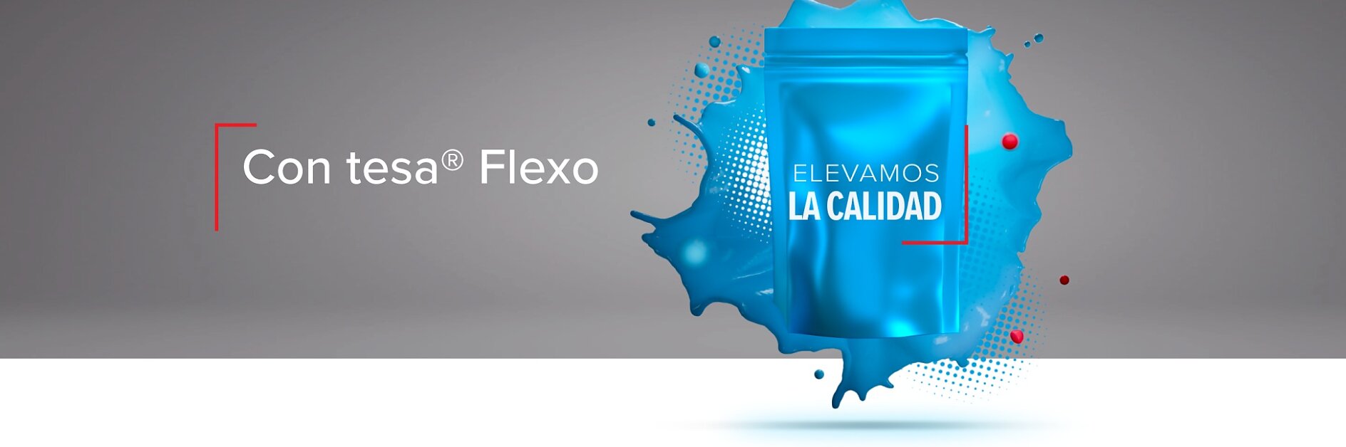 Blue paint splatter surrounds a blue foil pouch with Spanish text reading Elevamos la Calidad. To the left, red lines bracket the words Con tesa® Flexo on a gray background. (This text has been generated by AI)