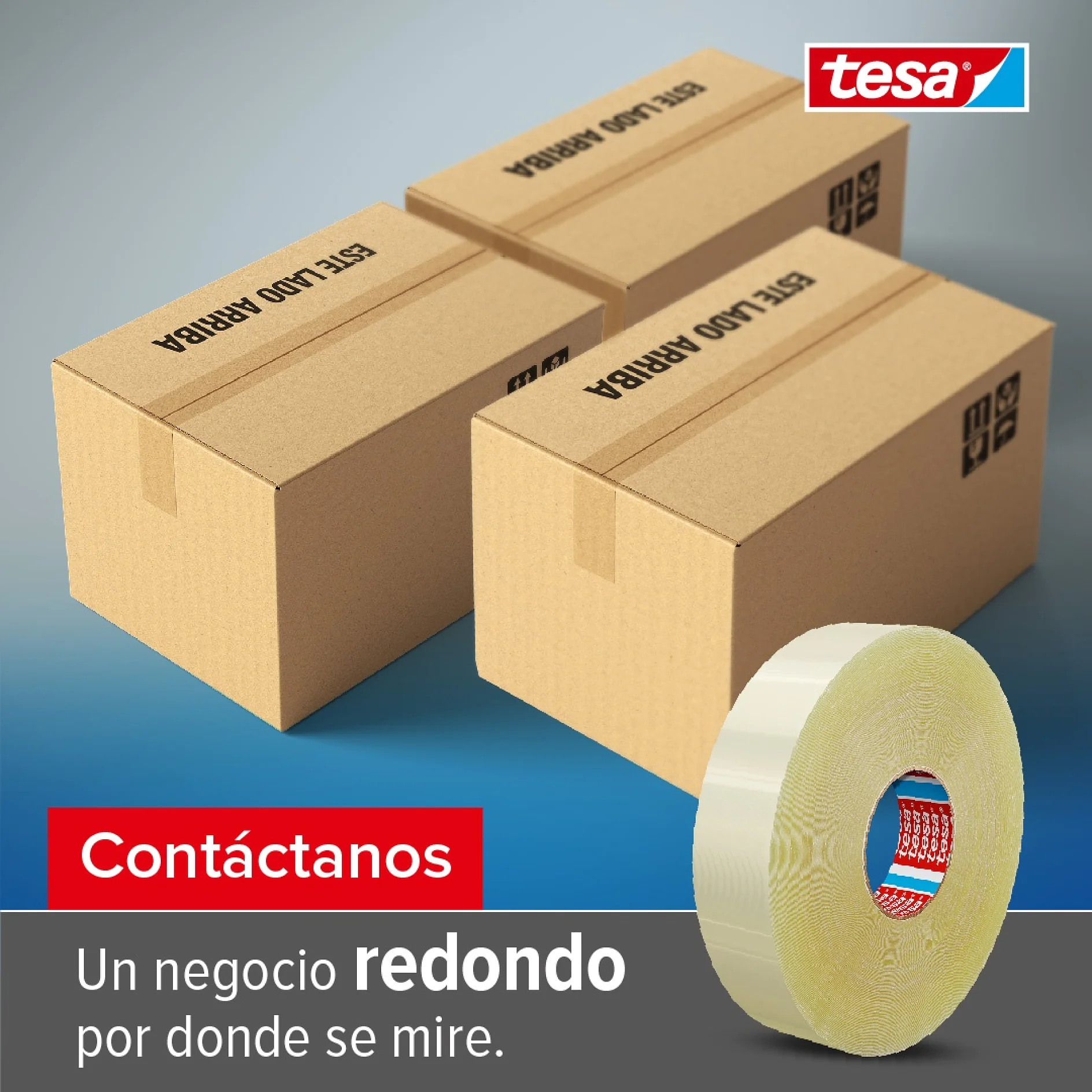 Se apilan tres cajas de cartón con etiquetas de tesa. En primer plano se ve un rollo de cinta adhesiva transparente de tesa. El texto Contáctanos. Un negocio redondo por donde se mire con el logotipo de tesa en la esquina superior derecha. (This text has been generated by AI)