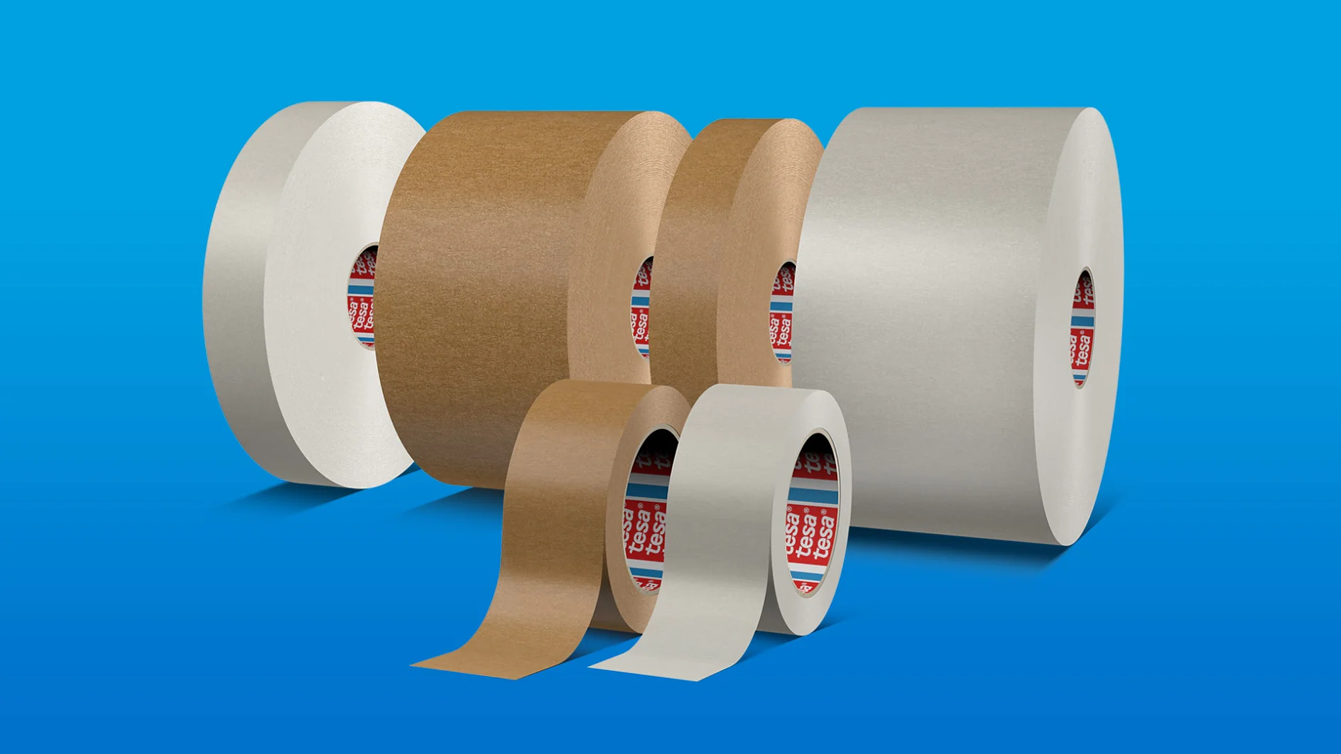 Se muestra una colección de rollos de cinta tesa de distintos tamaños y colores, incluidos blanco, marrón y blanquecino, sobre un fondo azul. Algunos rollos se colocan en posición vertical, mientras que otros se colocan en posición horizontal y presentan etiquetas visibles en el interior del eje en rojo y azul. (This text has been generated by AI)