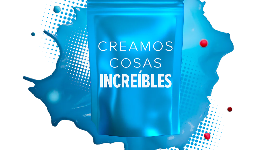 Una bolsa azul resellable con el texto Creamos cosas increíbles en blanco. La bolsa está centrada frente a una salpicadura de pintura azul con puntos rojos y azules dispersos a su alrededor, sobre un fondo degradado. (This text has been generated by AI)