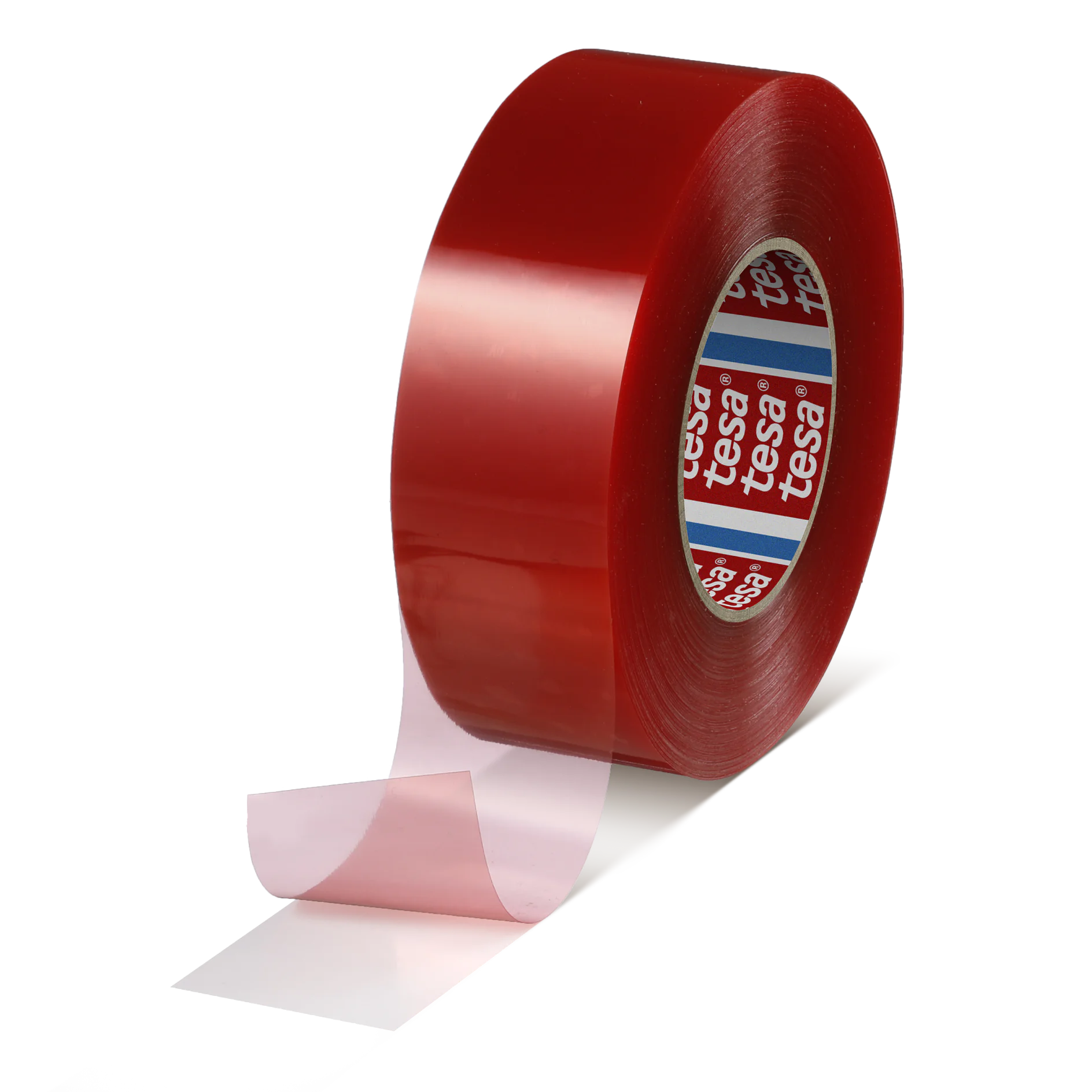 Un rollo de cinta adhesiva roja tesa se desenrolla parcialmente, dejando al descubierto su lado adhesivo transparente. El interior del rollo está etiquetado con un logotipo tesa rojo y azul. La cinta tesa se coloca sobre un fondo blanco liso. (This text has been generated by AI)